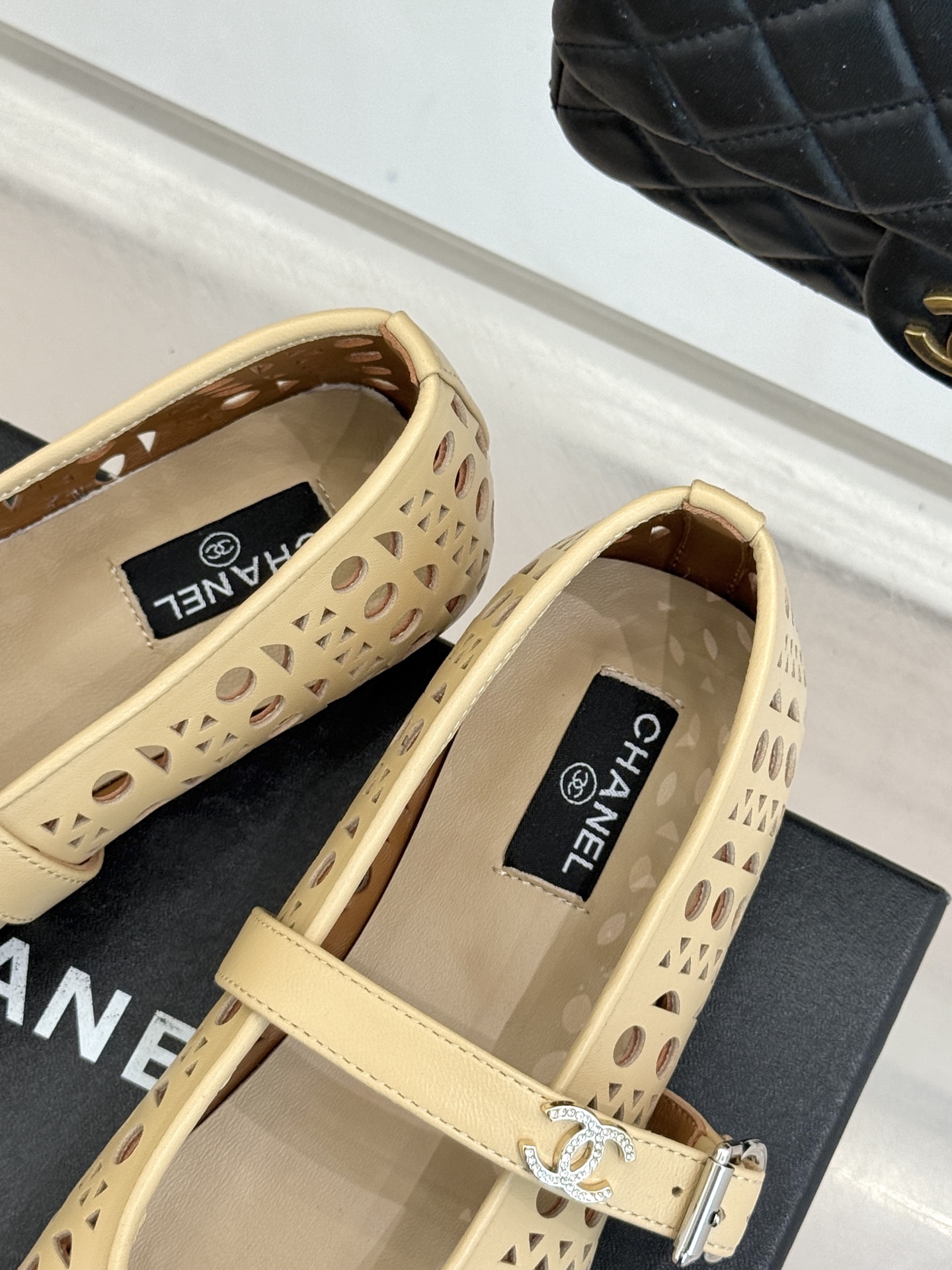 CHANE*｜小香经典双C镂空平底玛丽珍鞋2026春夏新作 重新解构经典玛丽珍。镂空回纹设计，透气且富有