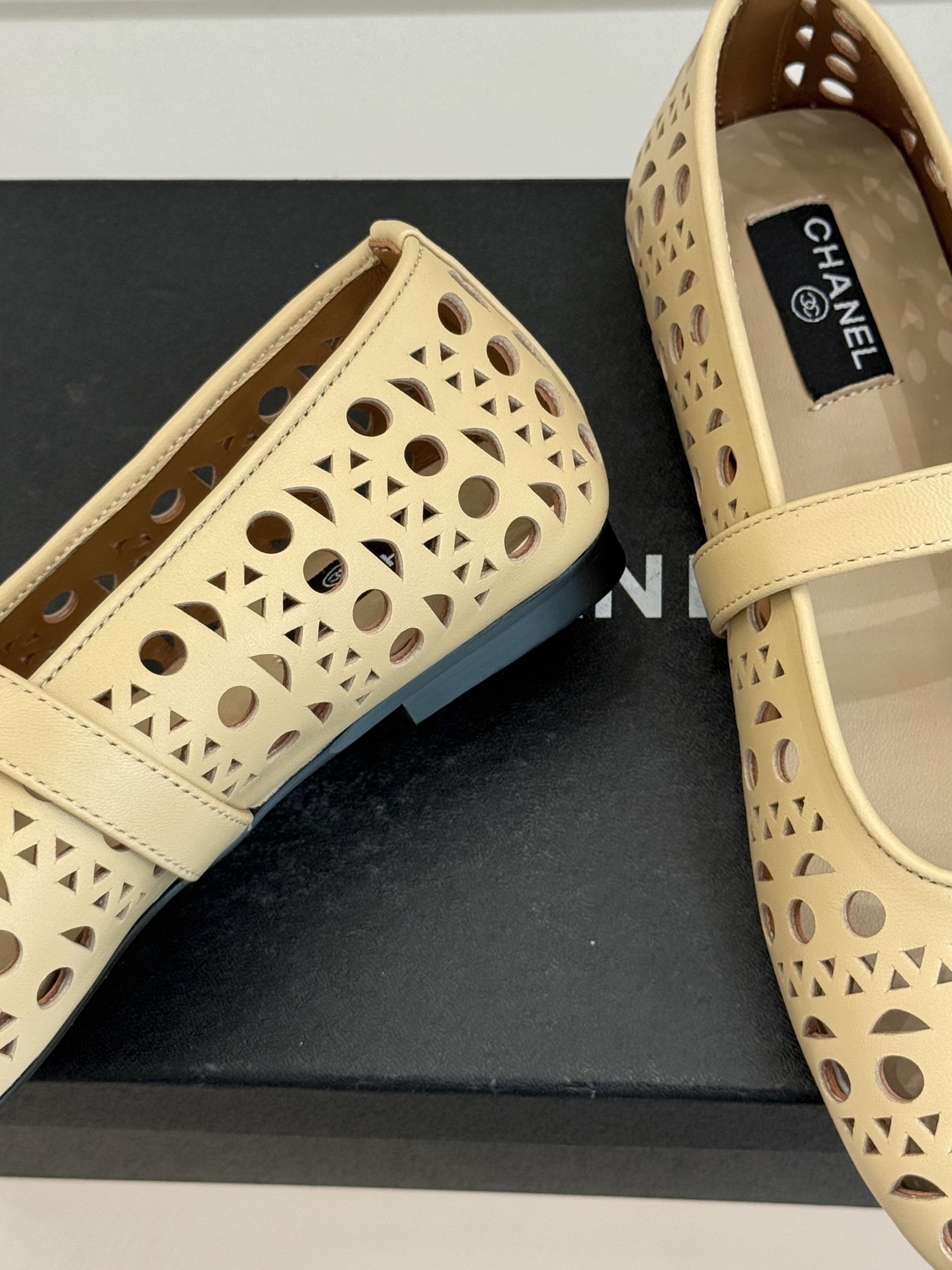 CHANE*｜小香经典双C镂空平底玛丽珍鞋2026春夏新作 重新解构经典玛丽珍。镂空回纹设计，透气且富有