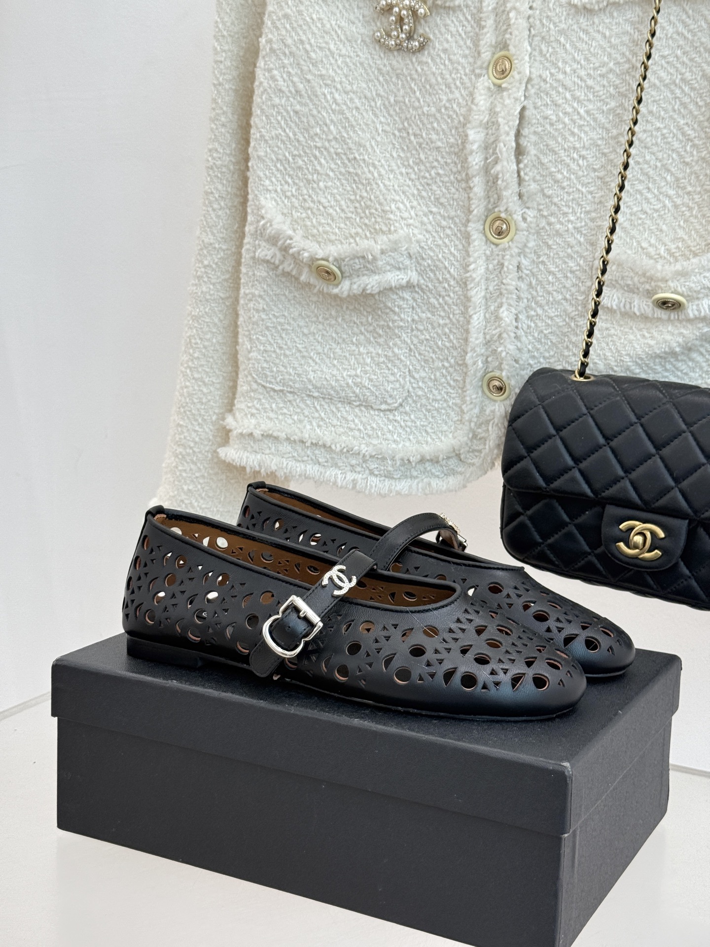 CHANE*｜小香经典双C镂空平底玛丽珍鞋2026春夏新作 重新解构经典玛丽珍。镂空回纹设计，透气且富有