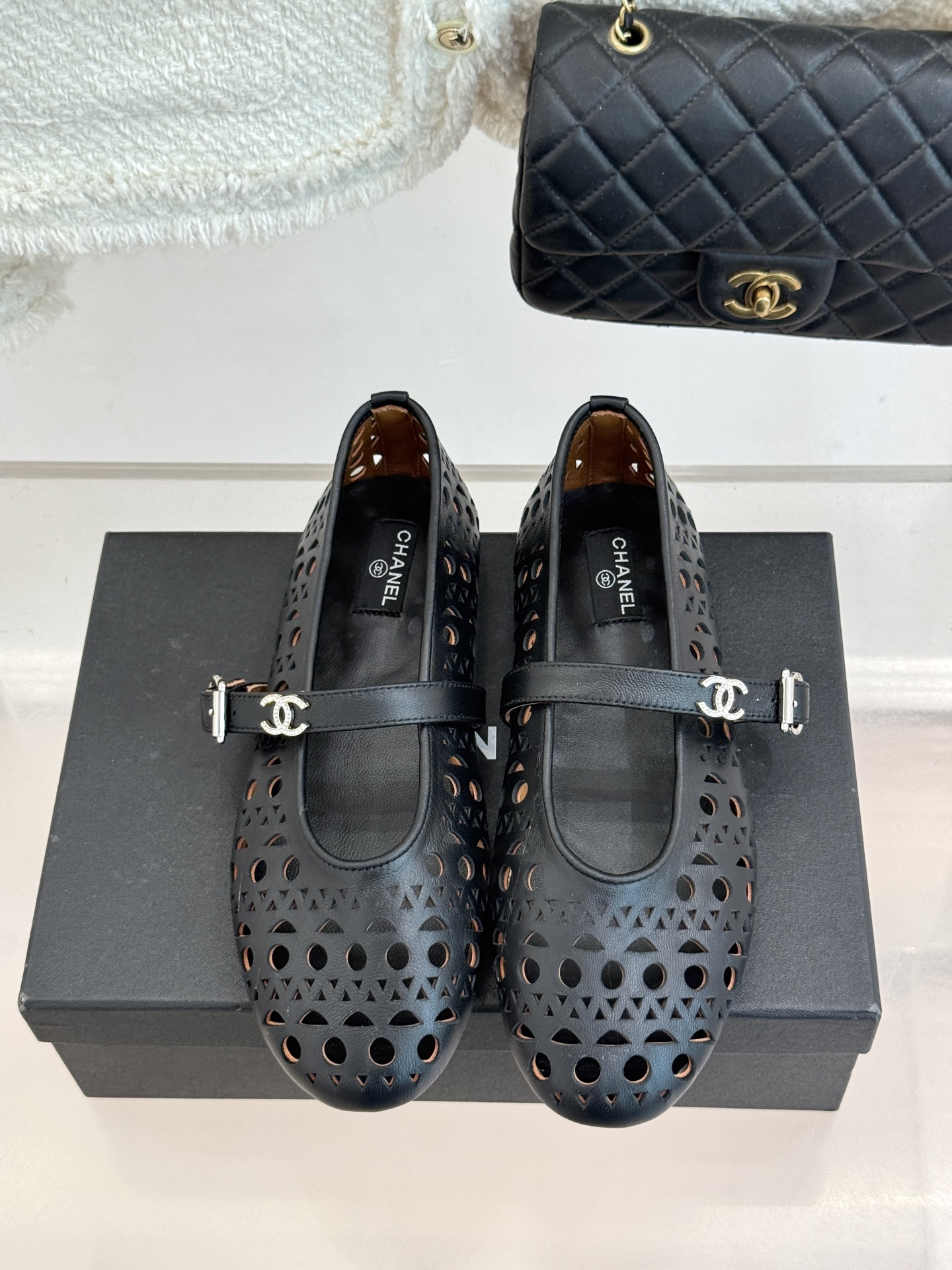 CHANE*｜小香经典双C镂空平底玛丽珍鞋2026春夏新作 重新解构经典玛丽珍。镂空回纹设计，透气且富有