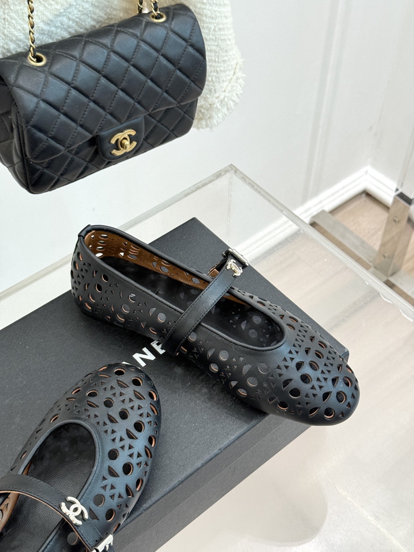 CHANE*｜小香经典双C镂空平底玛丽珍鞋2026春夏新作 重新解构经典玛丽珍。镂空回纹设计，透气且富有