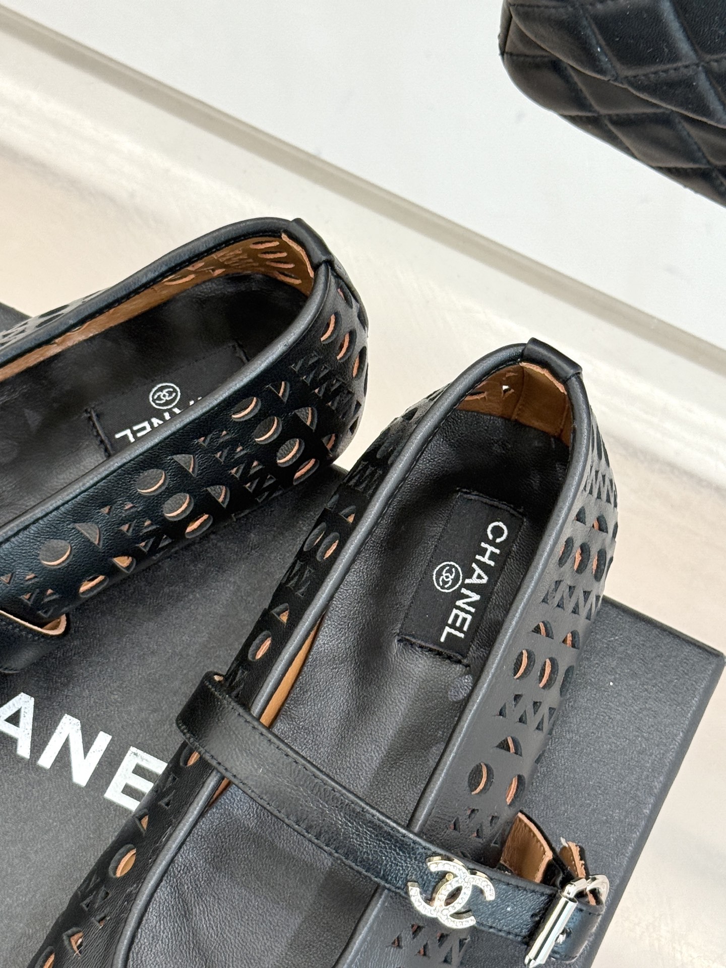 CHANE*｜小香经典双C镂空平底玛丽珍鞋2026春夏新作 重新解构经典玛丽珍。镂空回纹设计，透气且富有