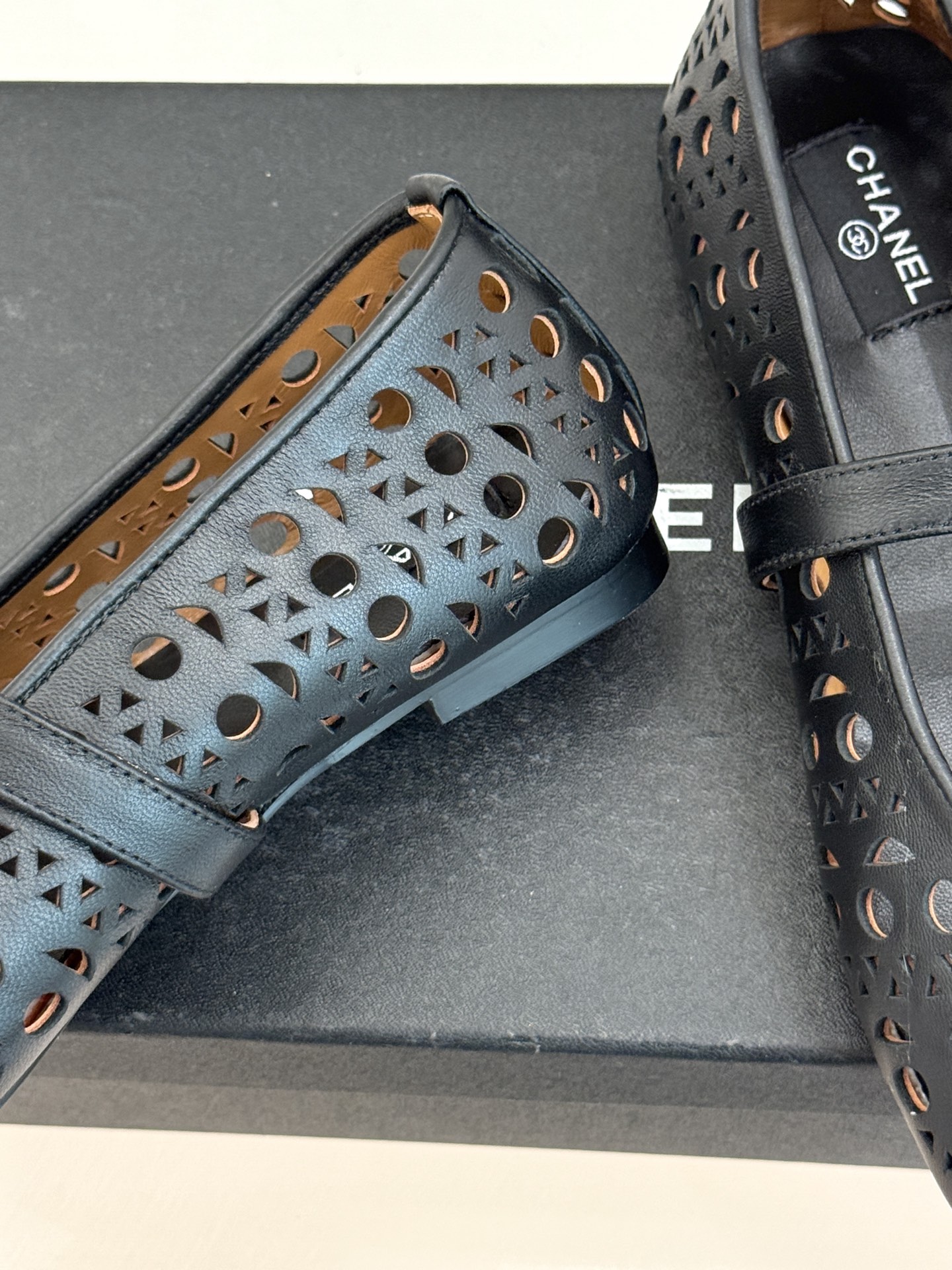 CHANE*｜小香经典双C镂空平底玛丽珍鞋2026春夏新作 重新解构经典玛丽珍。镂空回纹设计，透气且富有