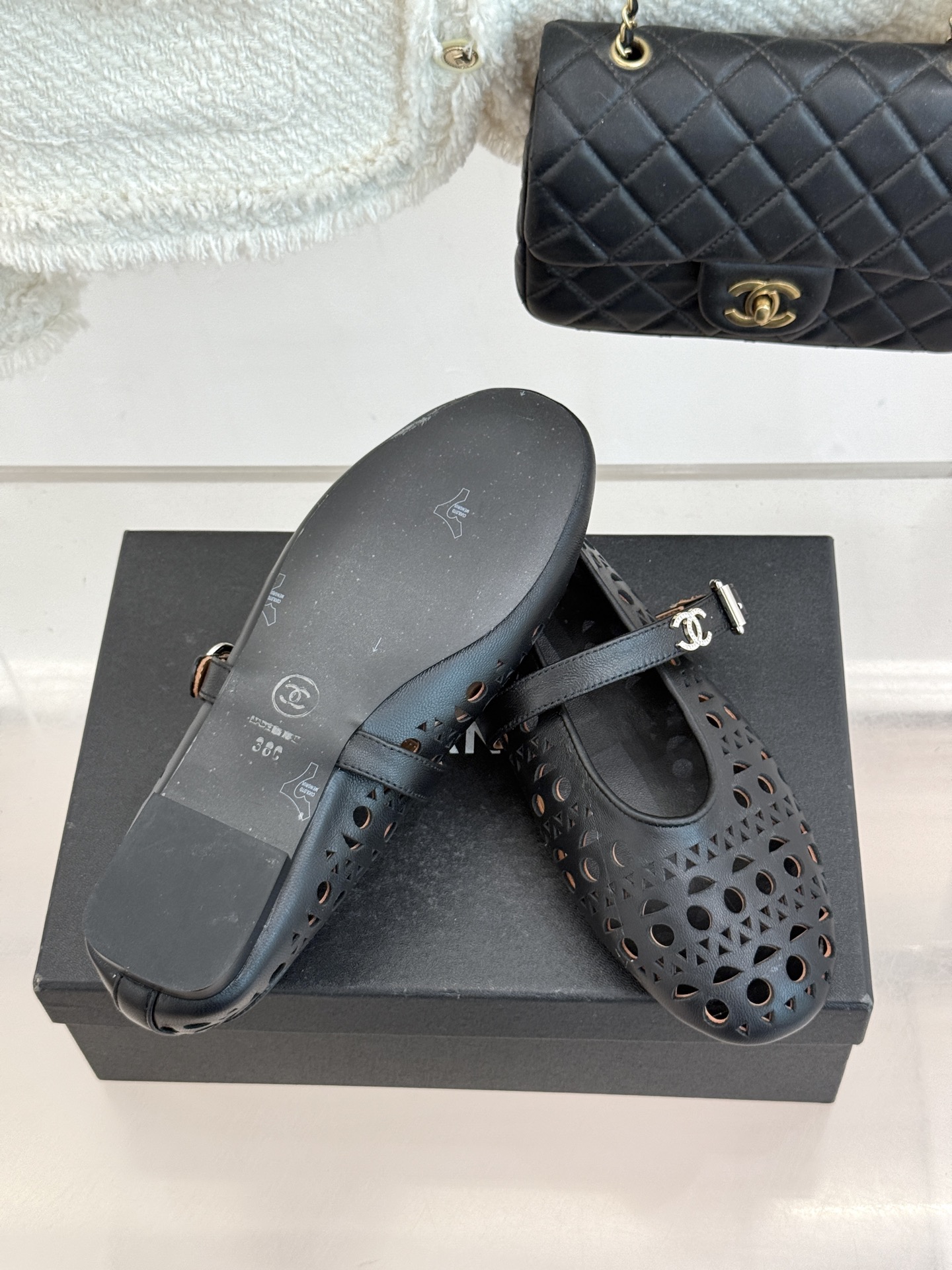 CHANE*｜小香经典双C镂空平底玛丽珍鞋2026春夏新作 重新解构经典玛丽珍。镂空回纹设计，透气且富有