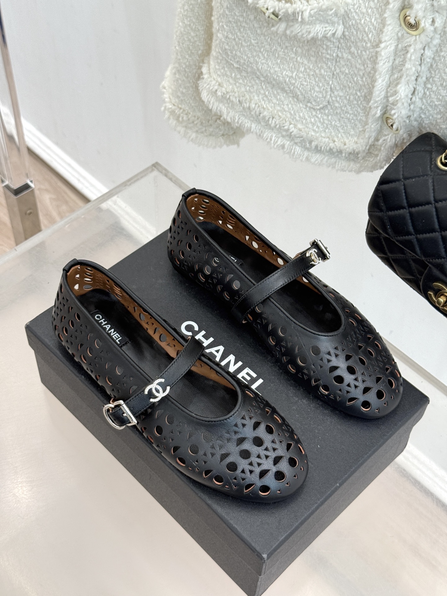 CHANE*｜小香经典双C镂空平底玛丽珍鞋2026春夏新作 重新解构经典玛丽珍。镂空回纹设计，透气且富有