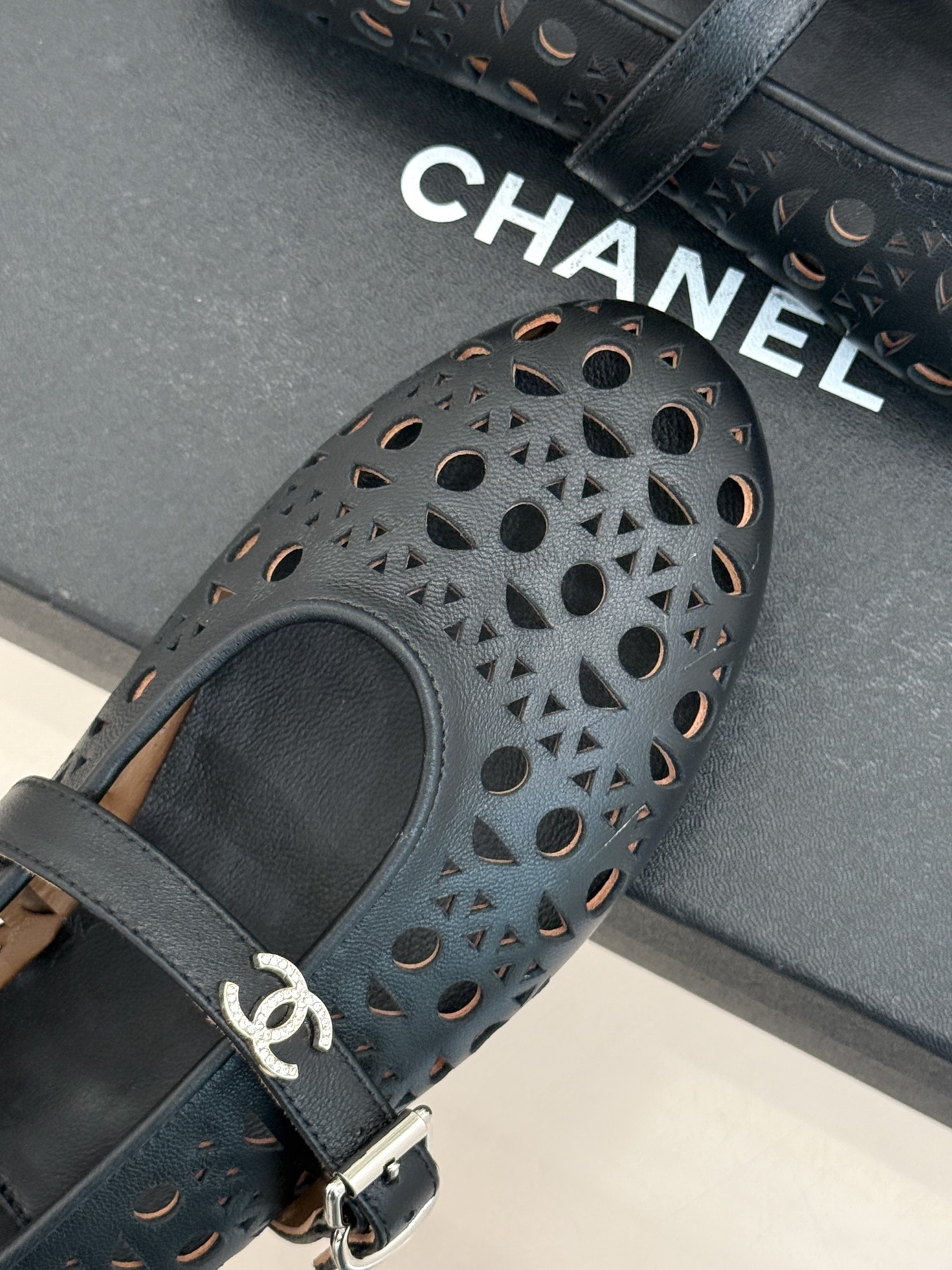 CHANE*｜小香经典双C镂空平底玛丽珍鞋2026春夏新作 重新解构经典玛丽珍。镂空回纹设计，透气且富有