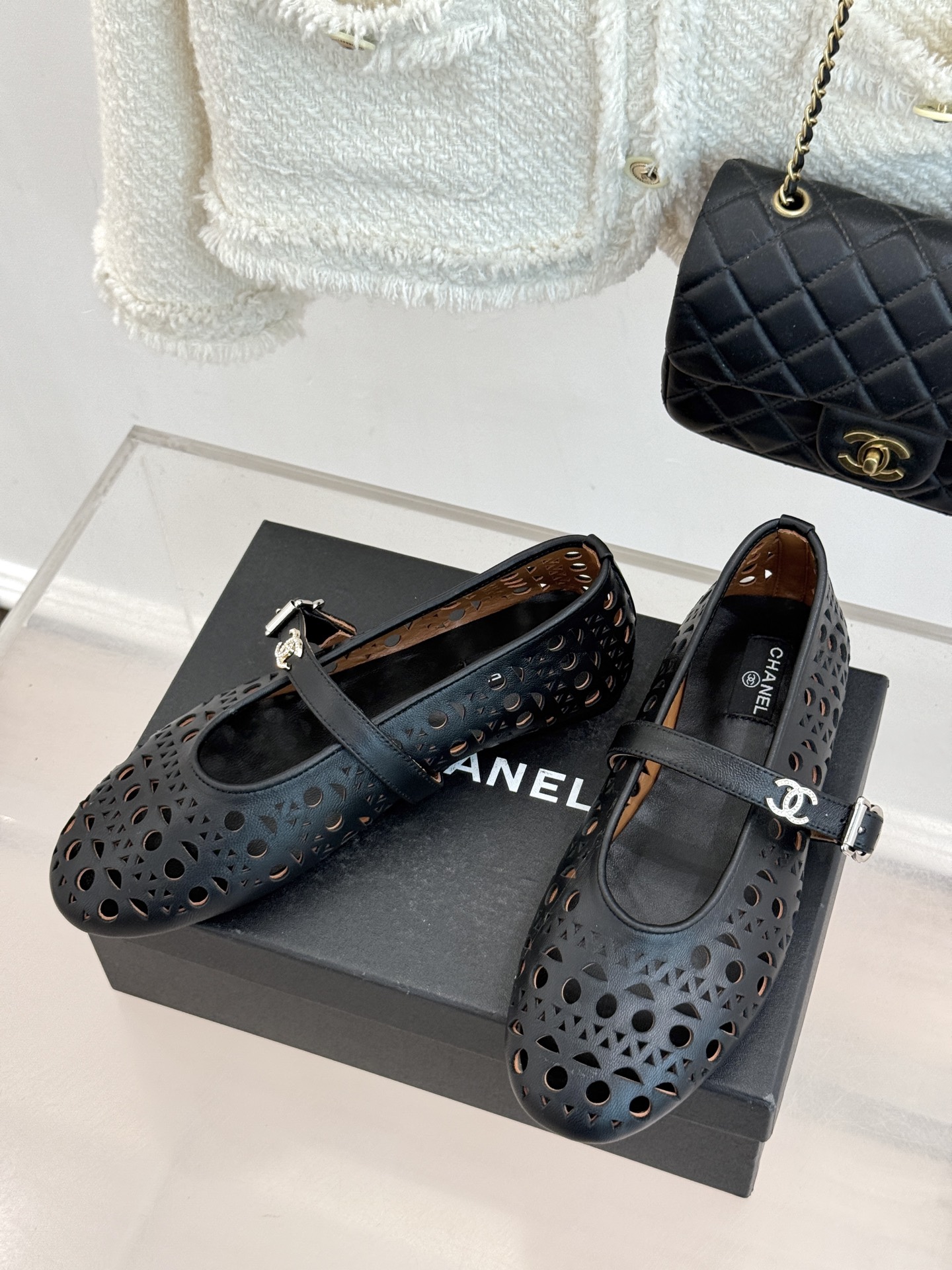 CHANE*｜小香经典双C镂空平底玛丽珍鞋2026春夏新作 重新解构经典玛丽珍。镂空回纹设计，透气且富有