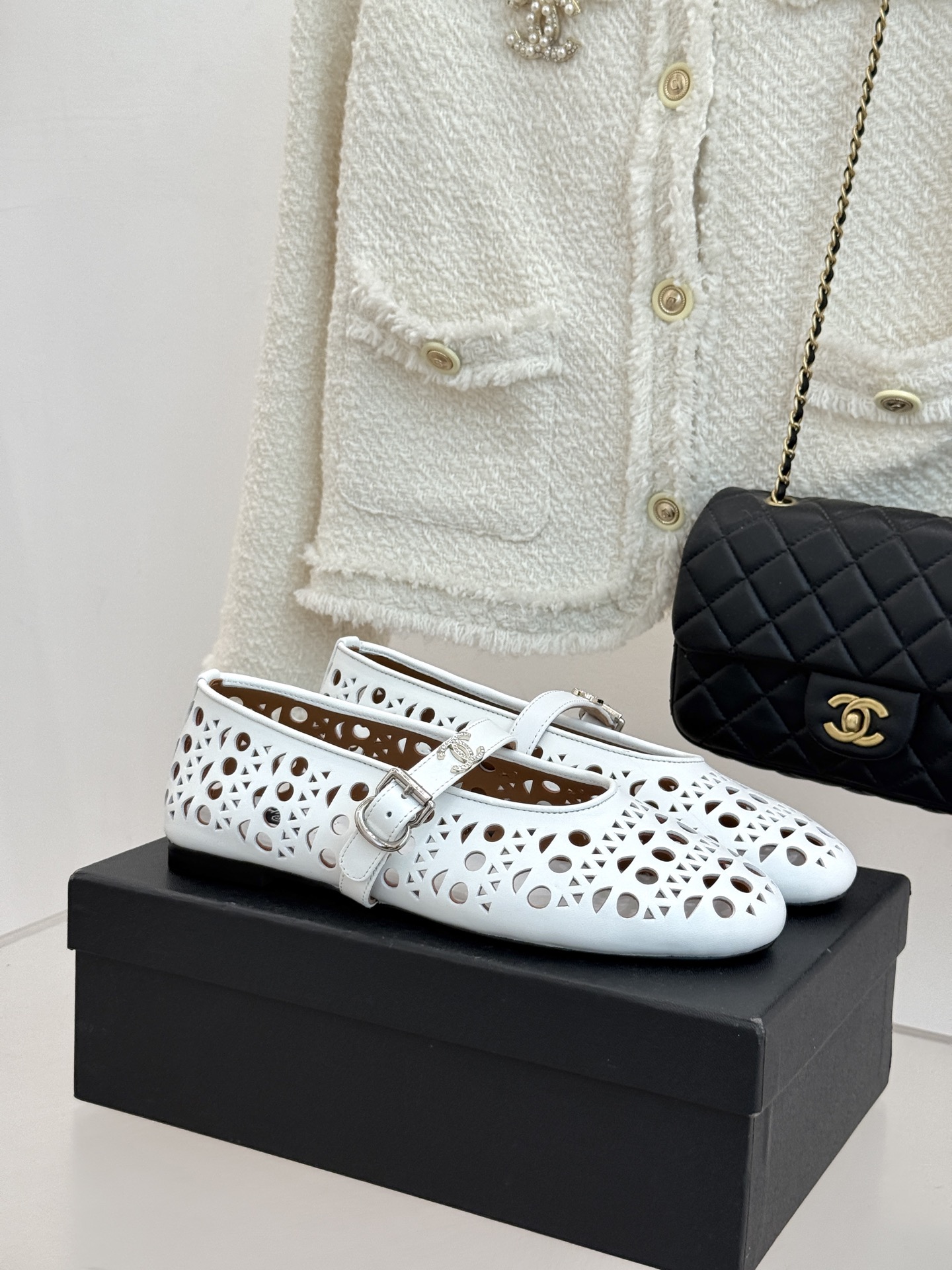 NO:782953,CHANE*｜Xiaoxiang’s classic double C hollow flat Mary Jane shoes 2026 spring and summer new work re-deconstructs the classic Mary Jane. The hollow pattern design is breathable and layered. The shoelaces are inlaid with the iconic double C metal buckle and complement the retro square toe, replicating the essence of elegance. The one-line buckle technology is easy to put on and take off. The flat bottom curvature fits the sole engineering and is walking without burden. Suitable for all kinds of skirts or nine-point pants.  It can be paired with a tweed jacket to create a commuter elite look, or it can be paired with a long holiday skirt to create a relaxed atmosphere. It is an 'evergreen model' that has both brand recognition and practical wear. It perfectly integrates retro feelings and modern aesthetics, showing a modern style in the details. The fabric is made of original customized materials, and the lining is made of sheepskin. The Italian imported leather outsole is size 35-39 (customized 40/41)  No. 86220260408,Mary Jane,chanel,mary jane,skirts,jackets & coats,sheepskin,Leather soles19860909CHANE*｜小香经典双C镂空平底玛丽珍鞋 2026春夏新作 重新解构经典玛丽珍. 镂空回纹设计,透气且富有层次感. 鞋带镶嵌标志性双C金属扣 与复古方头相得益彰 复刻优雅精髓. 一字带搭扣工艺 便捷穿脱 平底弧度贴合足底工学 行走无负担. 适配各类裙装或九分裤 既能搭配斜纹软呢外套打造通勤精英感 也能配度假长裙营造松弛氛围. 是一双兼具品牌辨识度与实穿性的“常青款” 将复古情怀与现代美学完美融合 于细节处尽显摩登格调. 面料采用原版定制材质 内里踮脚均为羊皮 意大利进口真皮大底 size35-39（40/41定制） 编号86220260408,玛丽珍,chanel,mary jane,skirts,jackets & coats,sheepskin,Leather soles,Women's Shoes