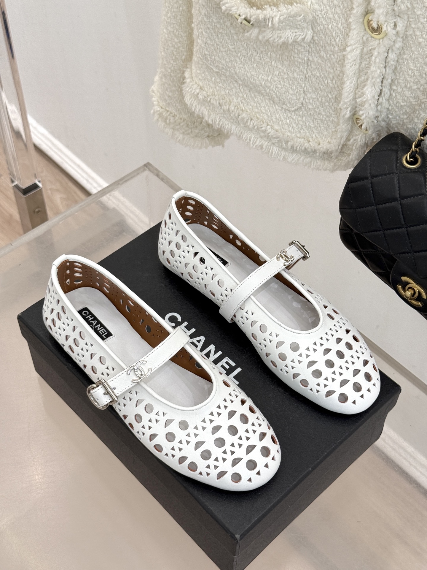 CHANE*｜小香经典双C镂空平底玛丽珍鞋2026春夏新作 重新解构经典玛丽珍。镂空回纹设计，透气且富有