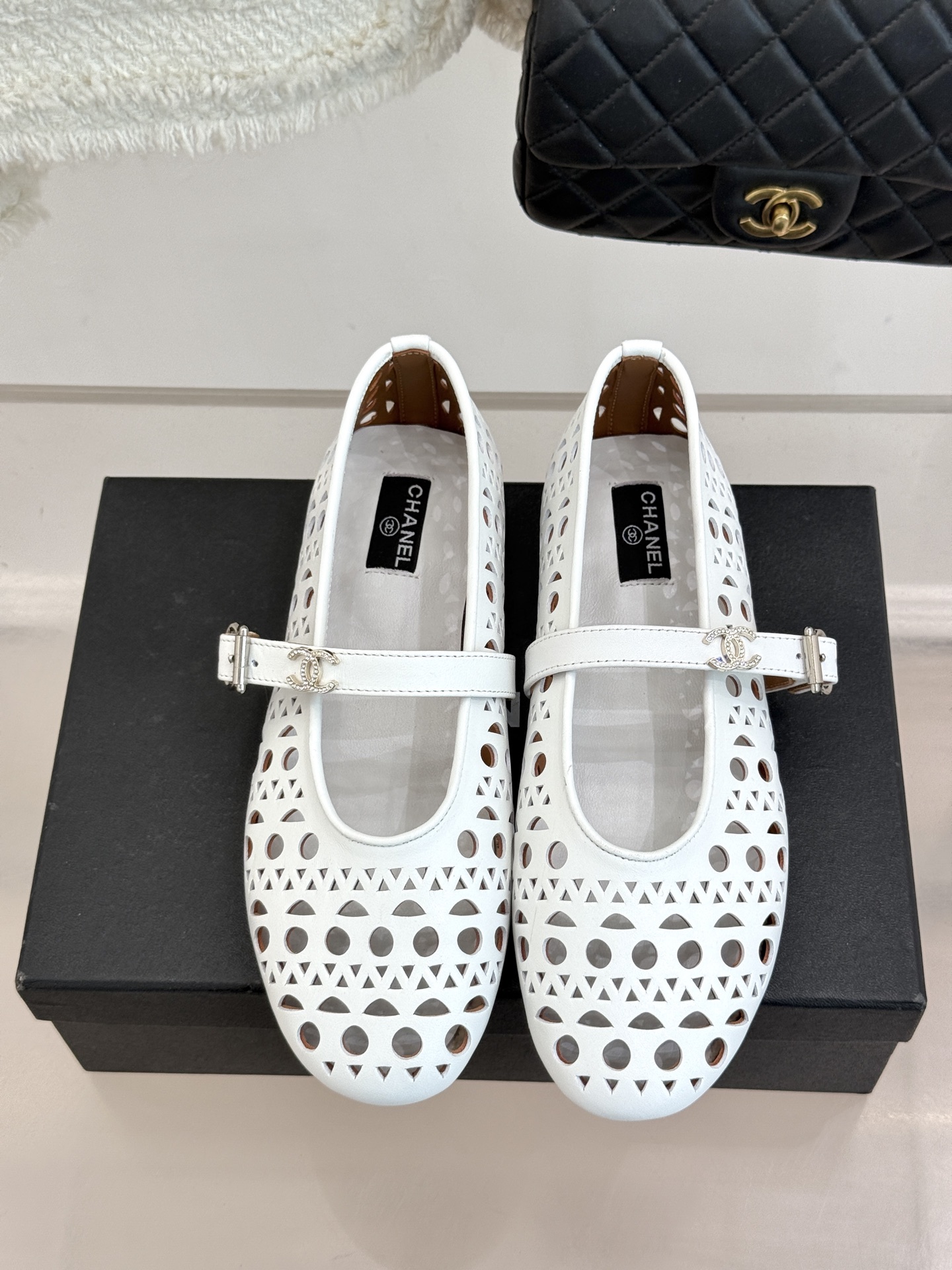 CHANE*｜小香经典双C镂空平底玛丽珍鞋2026春夏新作 重新解构经典玛丽珍。镂空回纹设计，透气且富有