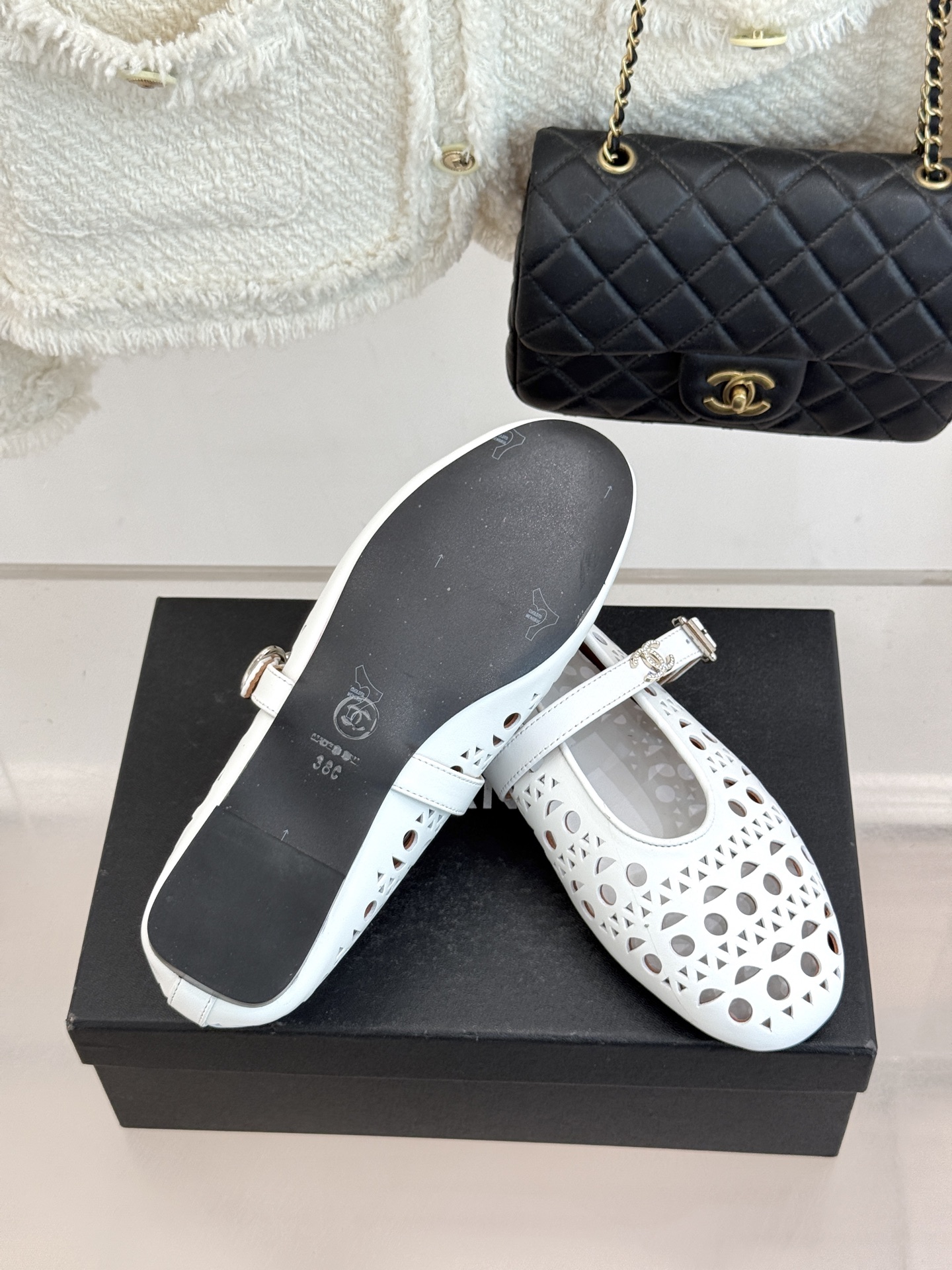 CHANE*｜小香经典双C镂空平底玛丽珍鞋2026春夏新作 重新解构经典玛丽珍。镂空回纹设计，透气且富有