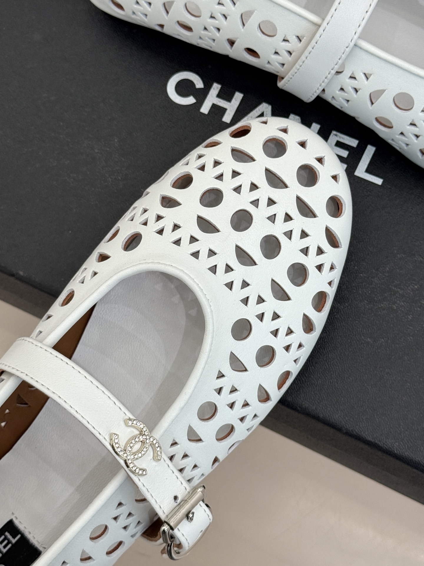 CHANE*｜小香经典双C镂空平底玛丽珍鞋2026春夏新作 重新解构经典玛丽珍。镂空回纹设计，透气且富有