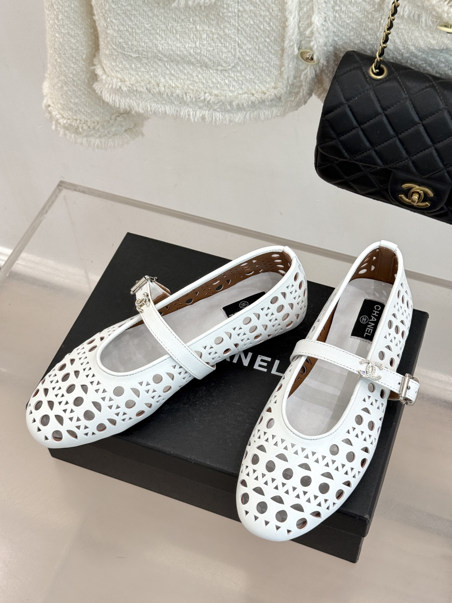 CHANE*｜小香经典双C镂空平底玛丽珍鞋2026春夏新作 重新解构经典玛丽珍。镂空回纹设计，透气且富有