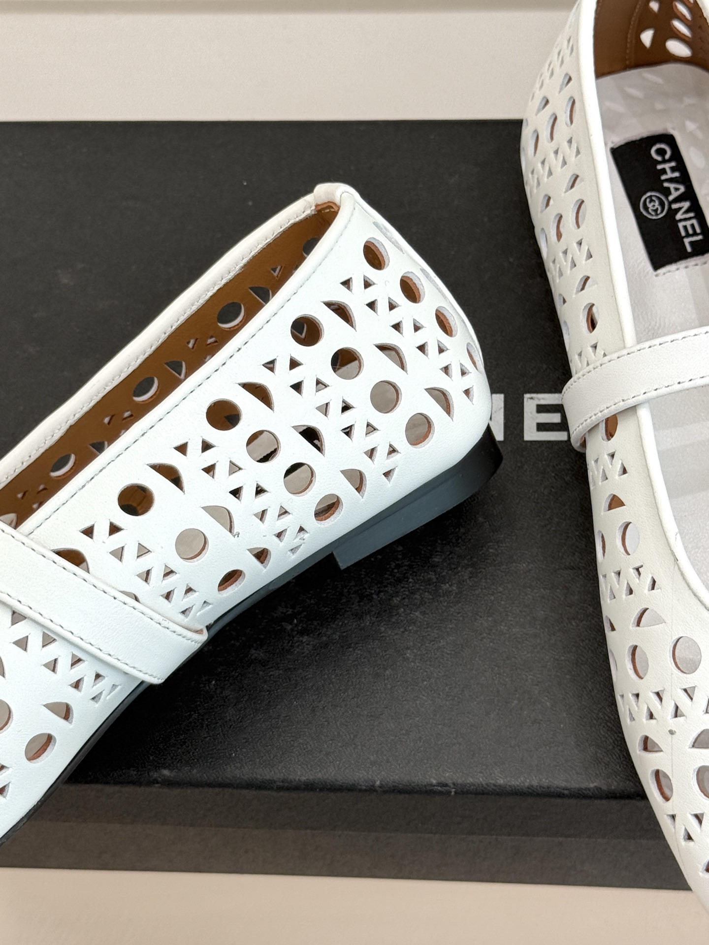 CHANE*｜小香经典双C镂空平底玛丽珍鞋2026春夏新作 重新解构经典玛丽珍。镂空回纹设计，透气且富有