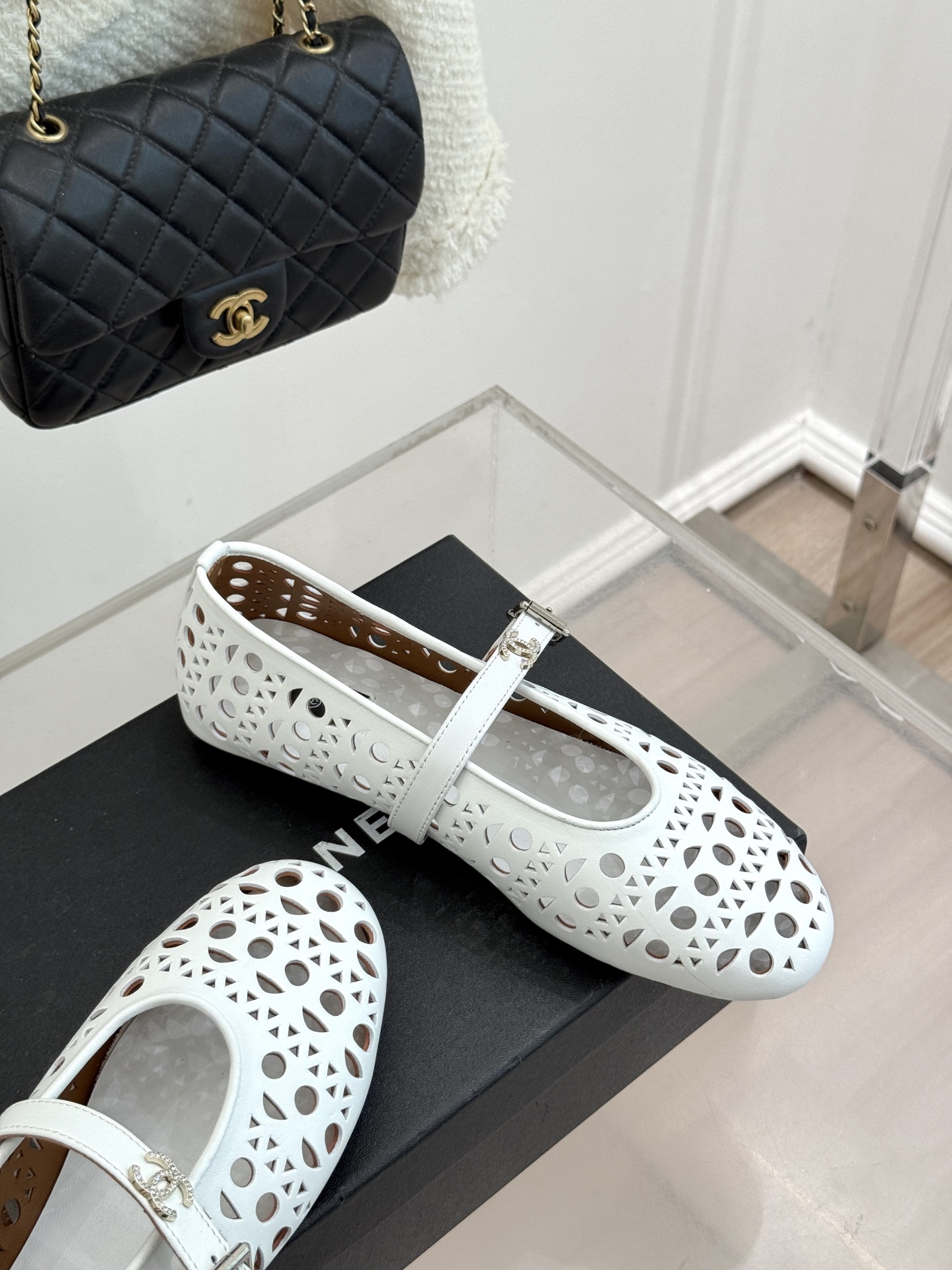 CHANE*｜小香经典双C镂空平底玛丽珍鞋2026春夏新作 重新解构经典玛丽珍。镂空回纹设计，透气且富有