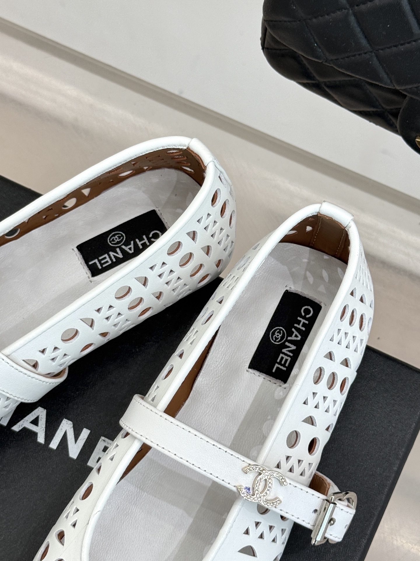 CHANE*｜小香经典双C镂空平底玛丽珍鞋2026春夏新作 重新解构经典玛丽珍。镂空回纹设计，透气且富有