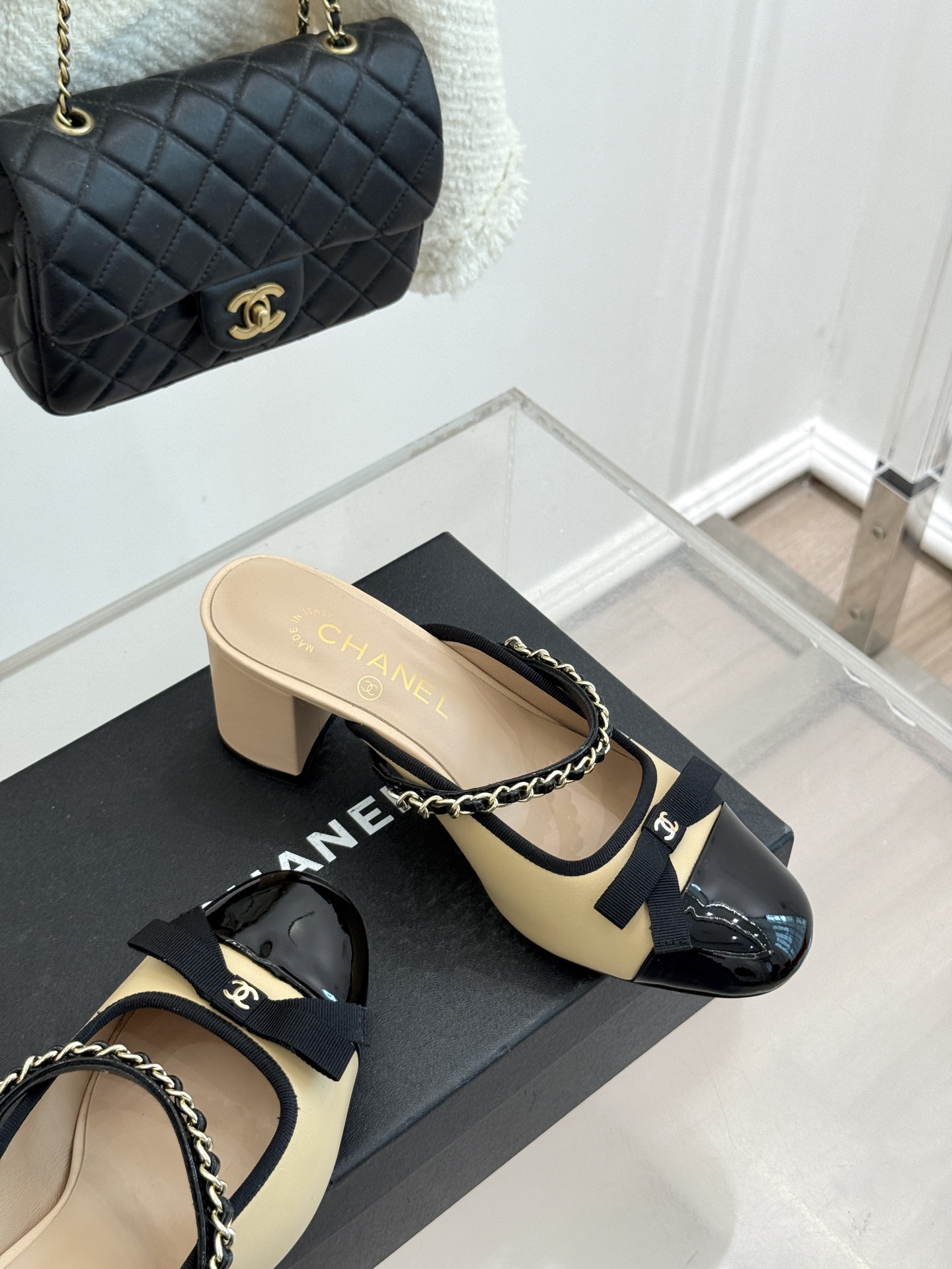 CHANE*｜小香双C蝴蝶结链条拼色粗跟拖鞋将法式浪漫与精致巧思融于一体。立体蝴蝶结缀于鞋面 质感高级。