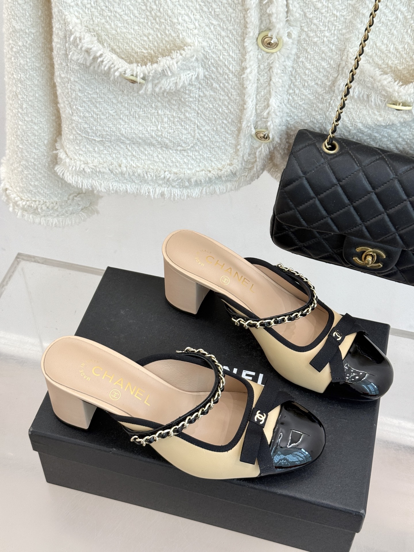 CHANE*｜小香双C蝴蝶结链条拼色粗跟拖鞋将法式浪漫与精致巧思融于一体。立体蝴蝶结缀于鞋面 质感高级。