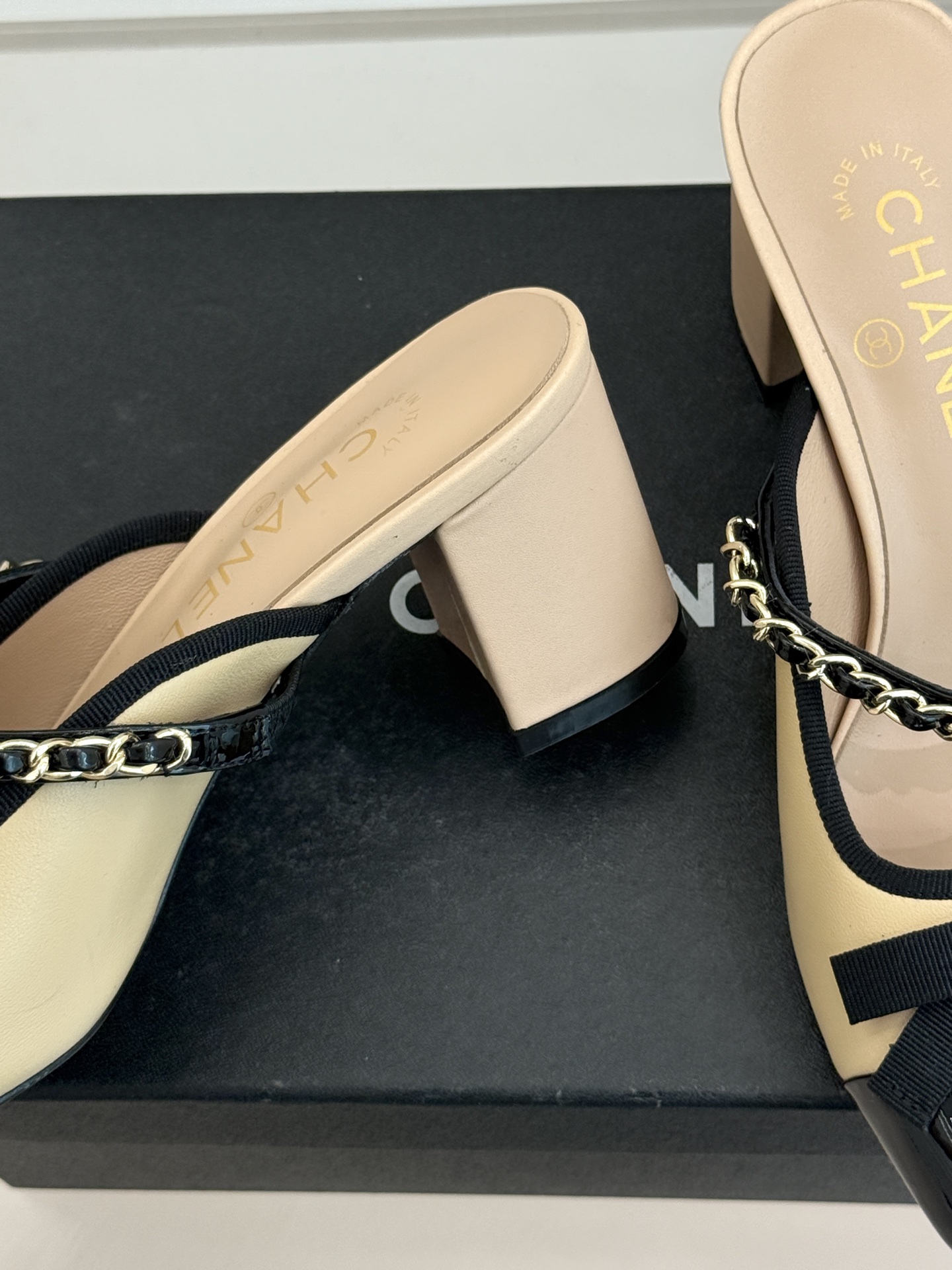 CHANE*｜小香双C蝴蝶结链条拼色粗跟拖鞋将法式浪漫与精致巧思融于一体。立体蝴蝶结缀于鞋面 质感高级。