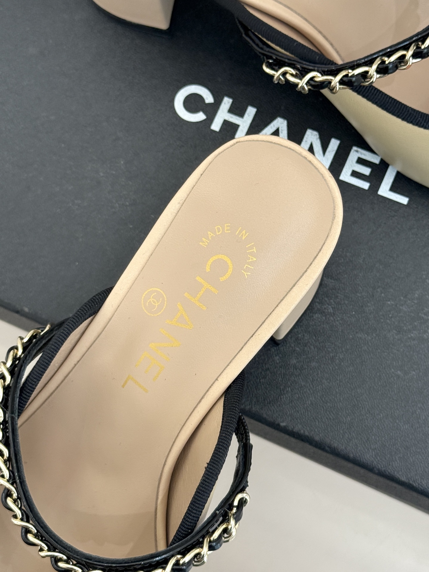 CHANE*｜小香双C蝴蝶结链条拼色粗跟拖鞋将法式浪漫与精致巧思融于一体。立体蝴蝶结缀于鞋面 质感高级。