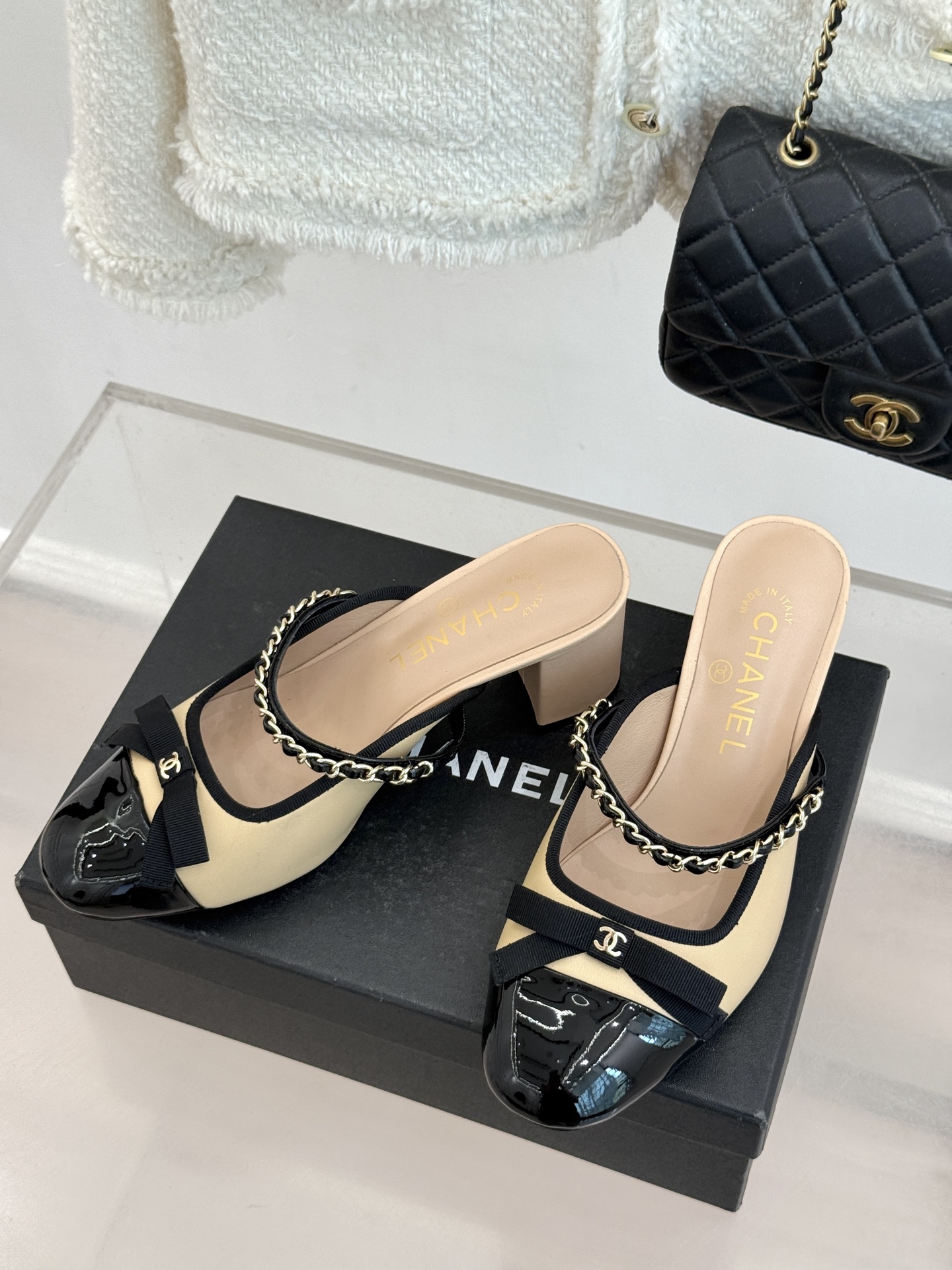 CHANE*｜小香双C蝴蝶结链条拼色粗跟拖鞋将法式浪漫与精致巧思融于一体。立体蝴蝶结缀于鞋面 质感高级。