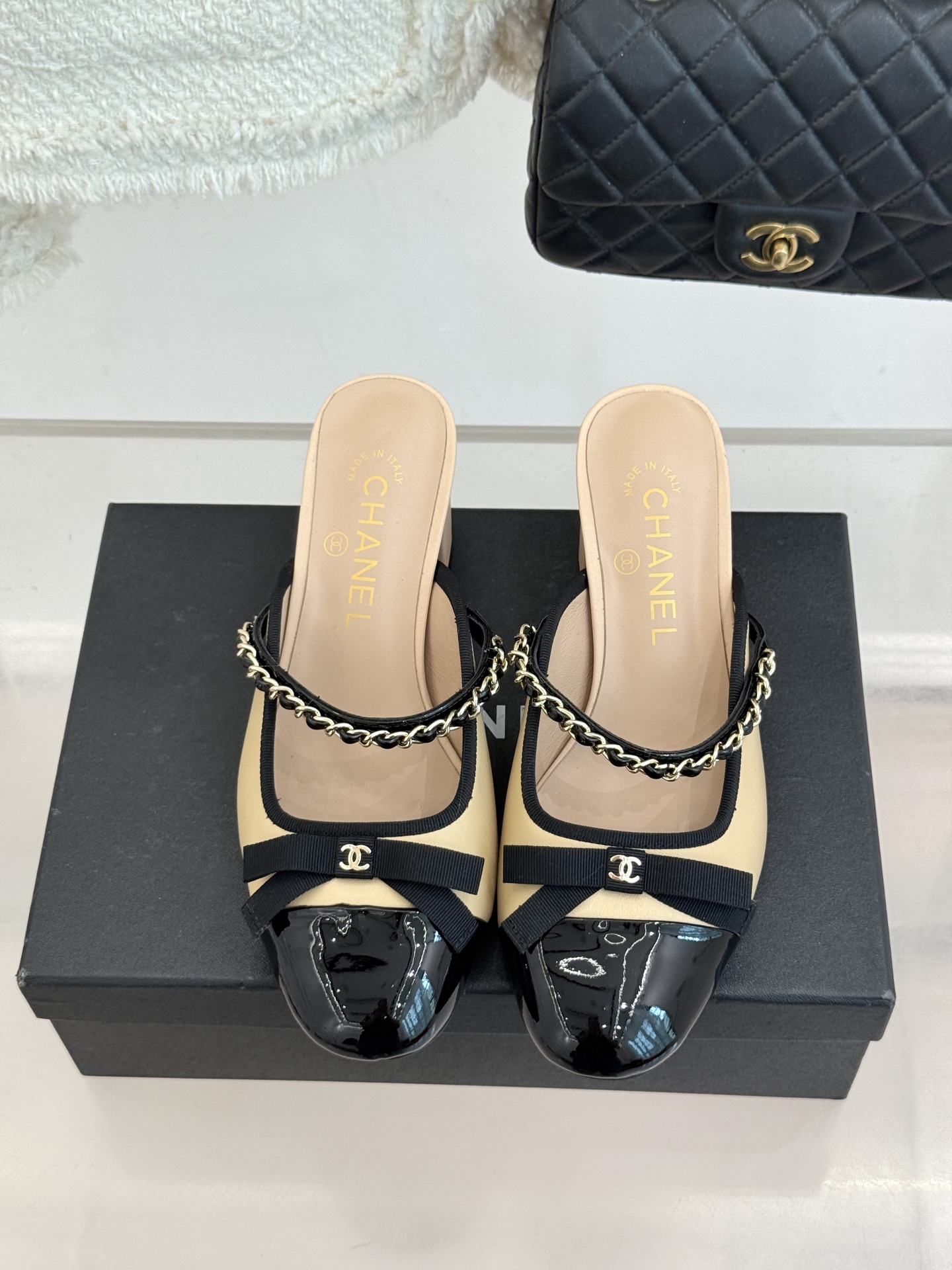 CHANE*｜小香双C蝴蝶结链条拼色粗跟拖鞋将法式浪漫与精致巧思融于一体。立体蝴蝶结缀于鞋面 质感高级。