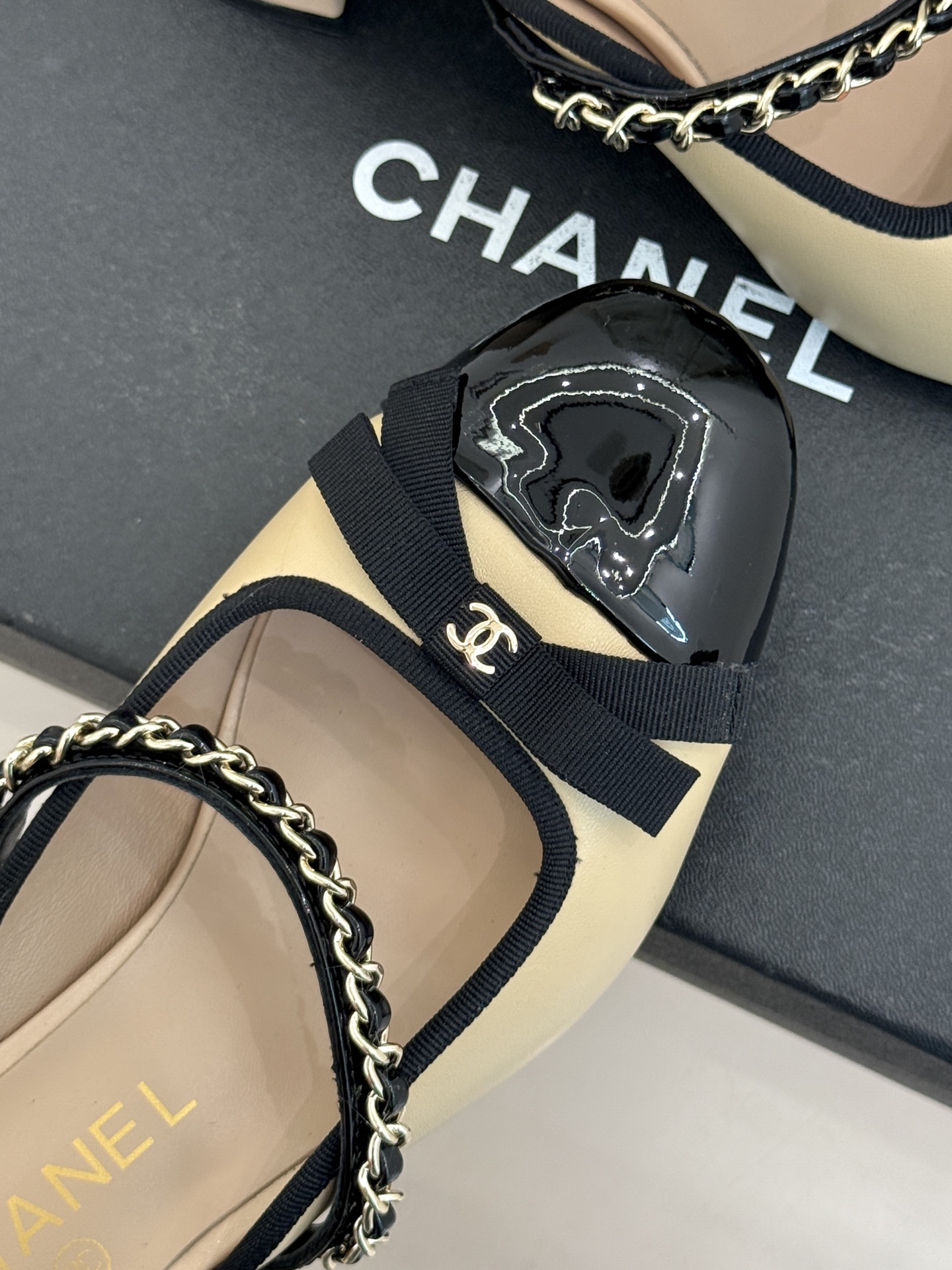 CHANE*｜小香双C蝴蝶结链条拼色粗跟拖鞋将法式浪漫与精致巧思融于一体。立体蝴蝶结缀于鞋面 质感高级。