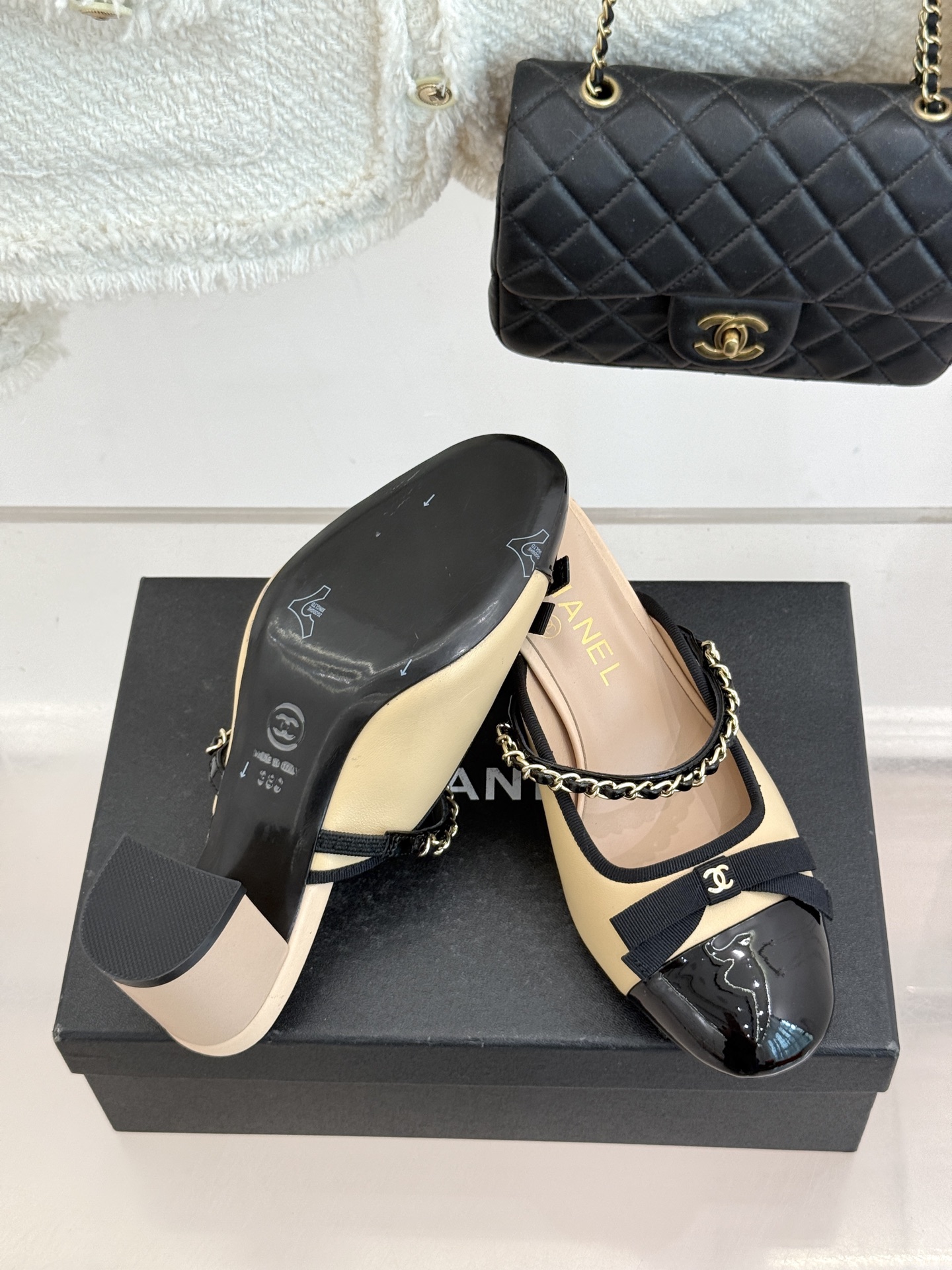 CHANE*｜小香双C蝴蝶结链条拼色粗跟拖鞋将法式浪漫与精致巧思融于一体。立体蝴蝶结缀于鞋面 质感高级。