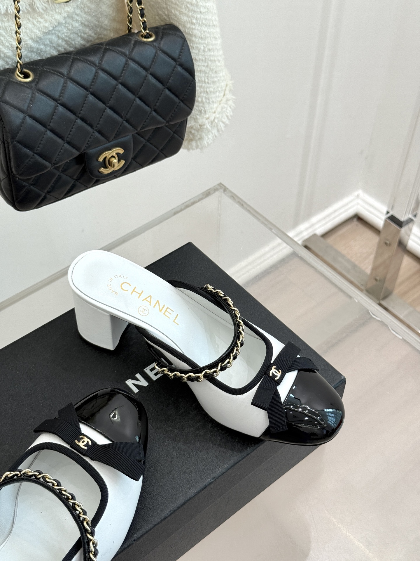 CHANE*｜小香双C蝴蝶结链条拼色粗跟拖鞋将法式浪漫与精致巧思融于一体。立体蝴蝶结缀于鞋面 质感高级。