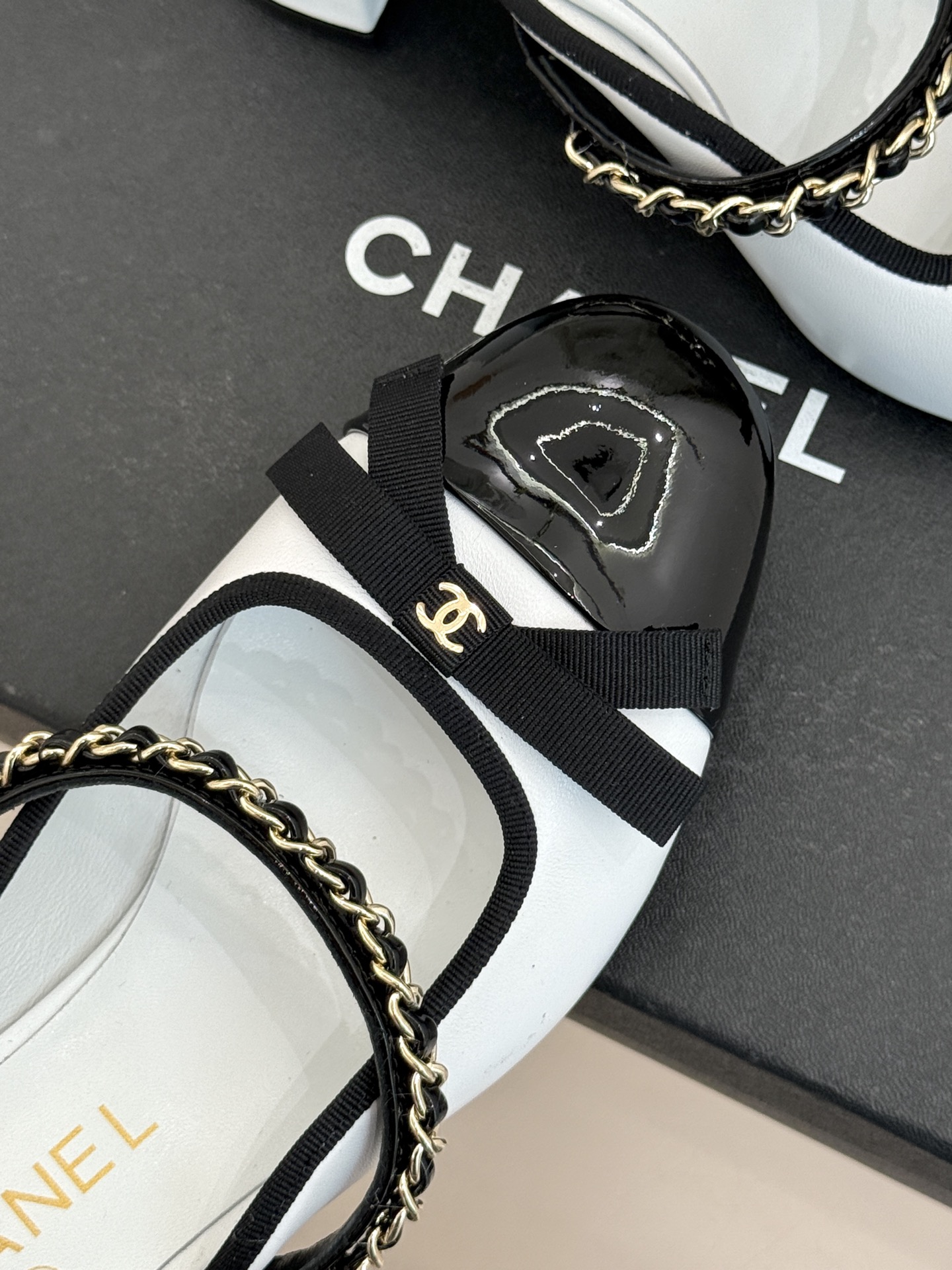 CHANE*｜小香双C蝴蝶结链条拼色粗跟拖鞋将法式浪漫与精致巧思融于一体。立体蝴蝶结缀于鞋面 质感高级。