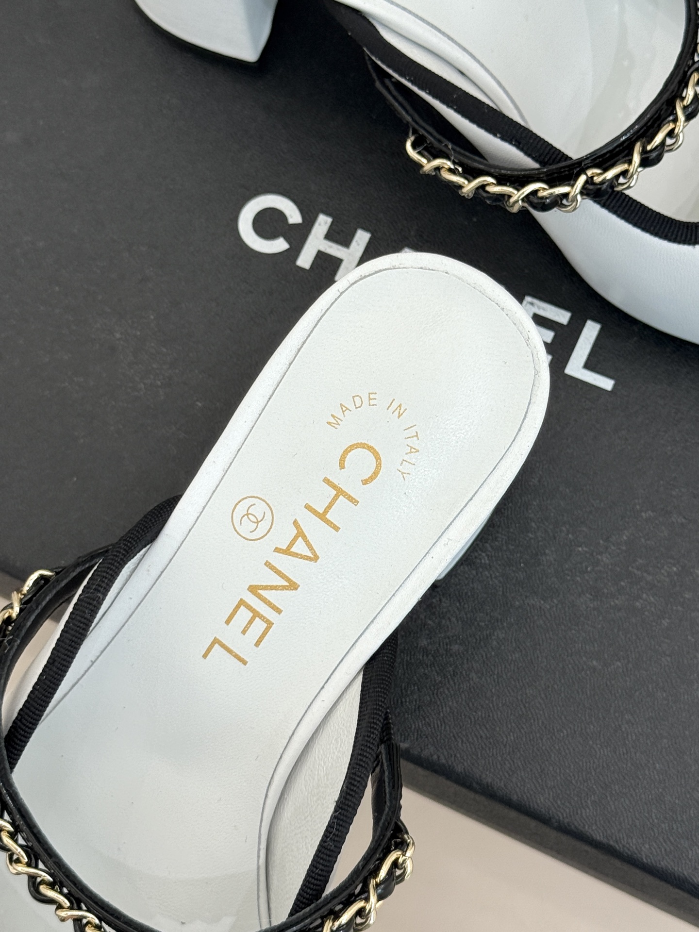 CHANE*｜小香双C蝴蝶结链条拼色粗跟拖鞋将法式浪漫与精致巧思融于一体。立体蝴蝶结缀于鞋面 质感高级。