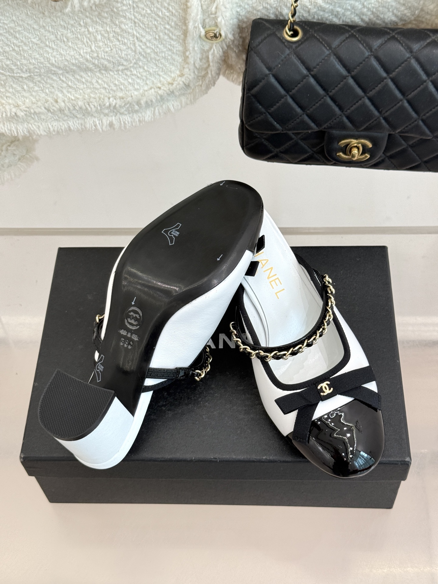 CHANE*｜小香双C蝴蝶结链条拼色粗跟拖鞋将法式浪漫与精致巧思融于一体。立体蝴蝶结缀于鞋面 质感高级。