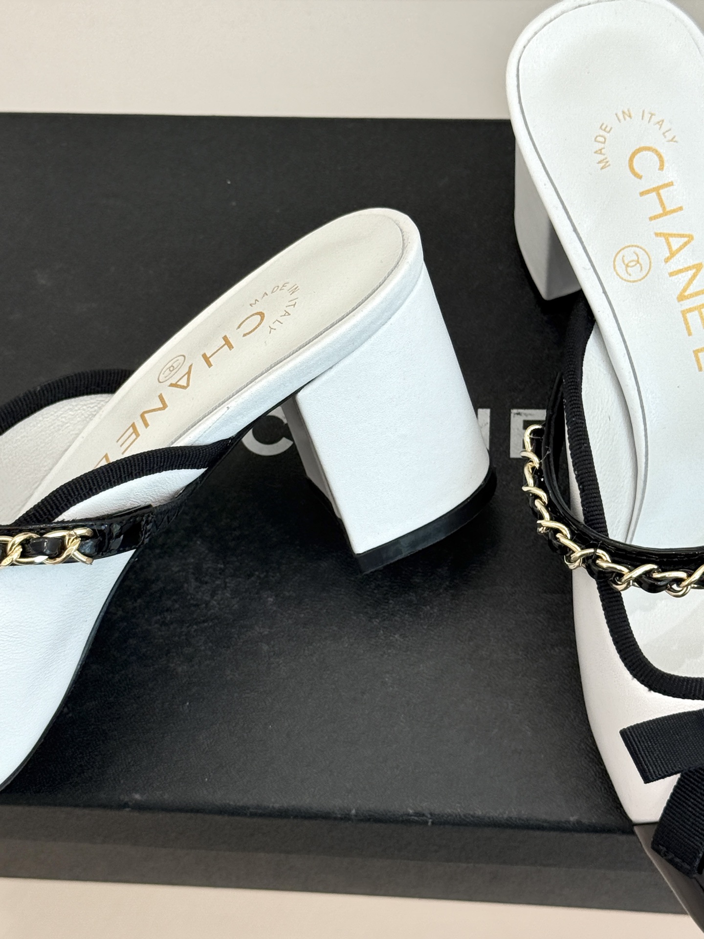 CHANE*｜小香双C蝴蝶结链条拼色粗跟拖鞋将法式浪漫与精致巧思融于一体。立体蝴蝶结缀于鞋面 质感高级。