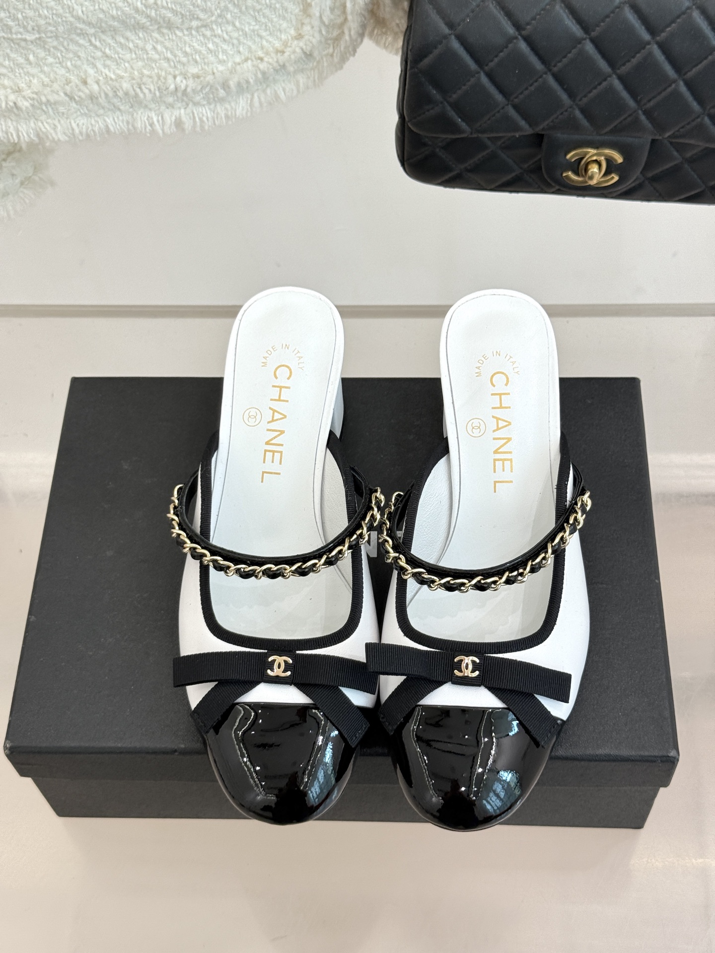 CHANE*｜小香双C蝴蝶结链条拼色粗跟拖鞋将法式浪漫与精致巧思融于一体。立体蝴蝶结缀于鞋面 质感高级。