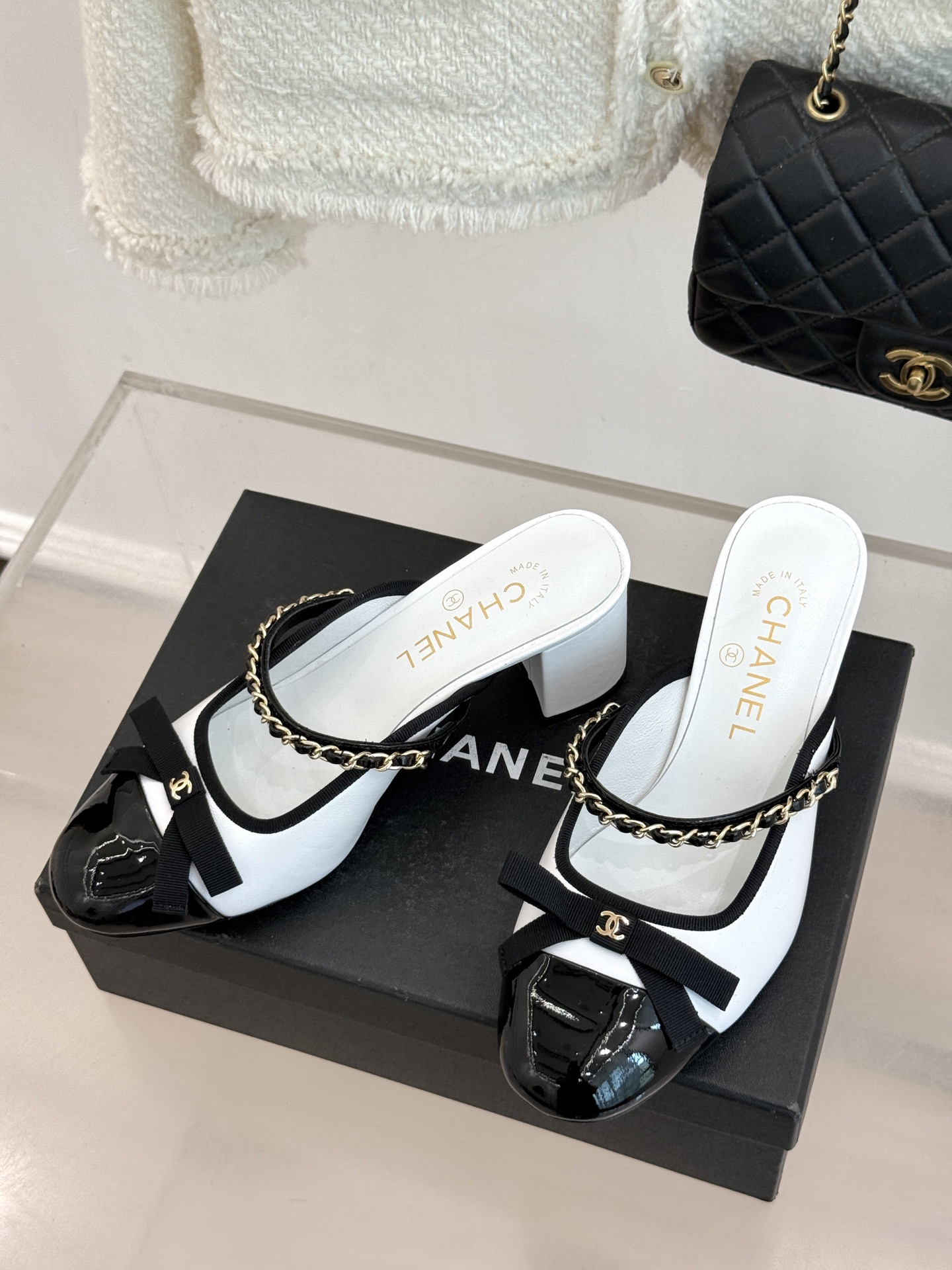 CHANE*｜小香双C蝴蝶结链条拼色粗跟拖鞋将法式浪漫与精致巧思融于一体。立体蝴蝶结缀于鞋面 质感高级。