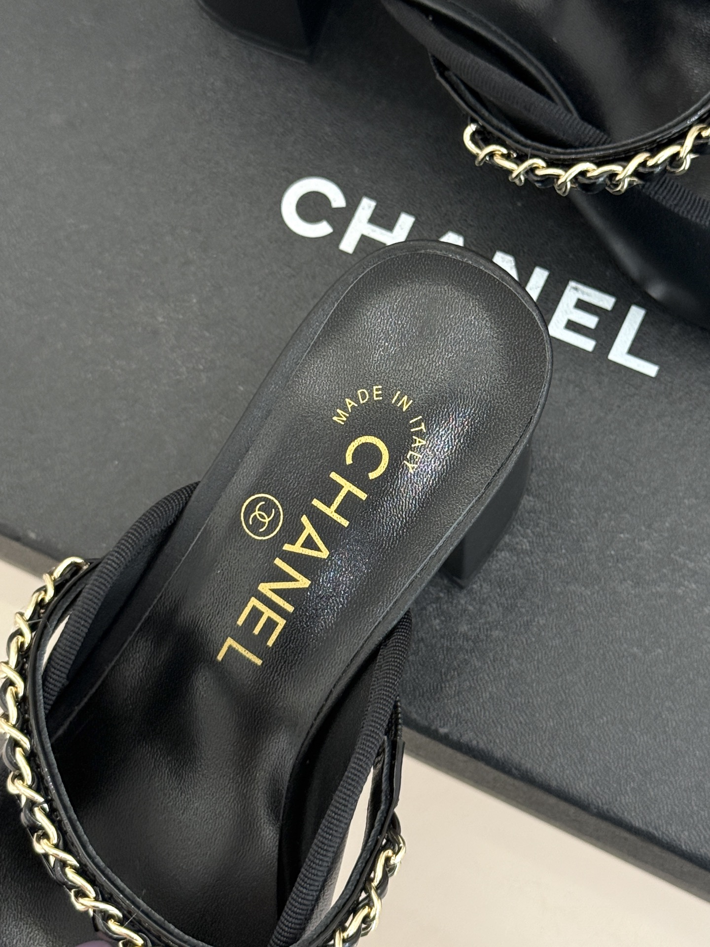 CHANE*｜小香双C蝴蝶结链条拼色粗跟拖鞋将法式浪漫与精致巧思融于一体。立体蝴蝶结缀于鞋面 质感高级。