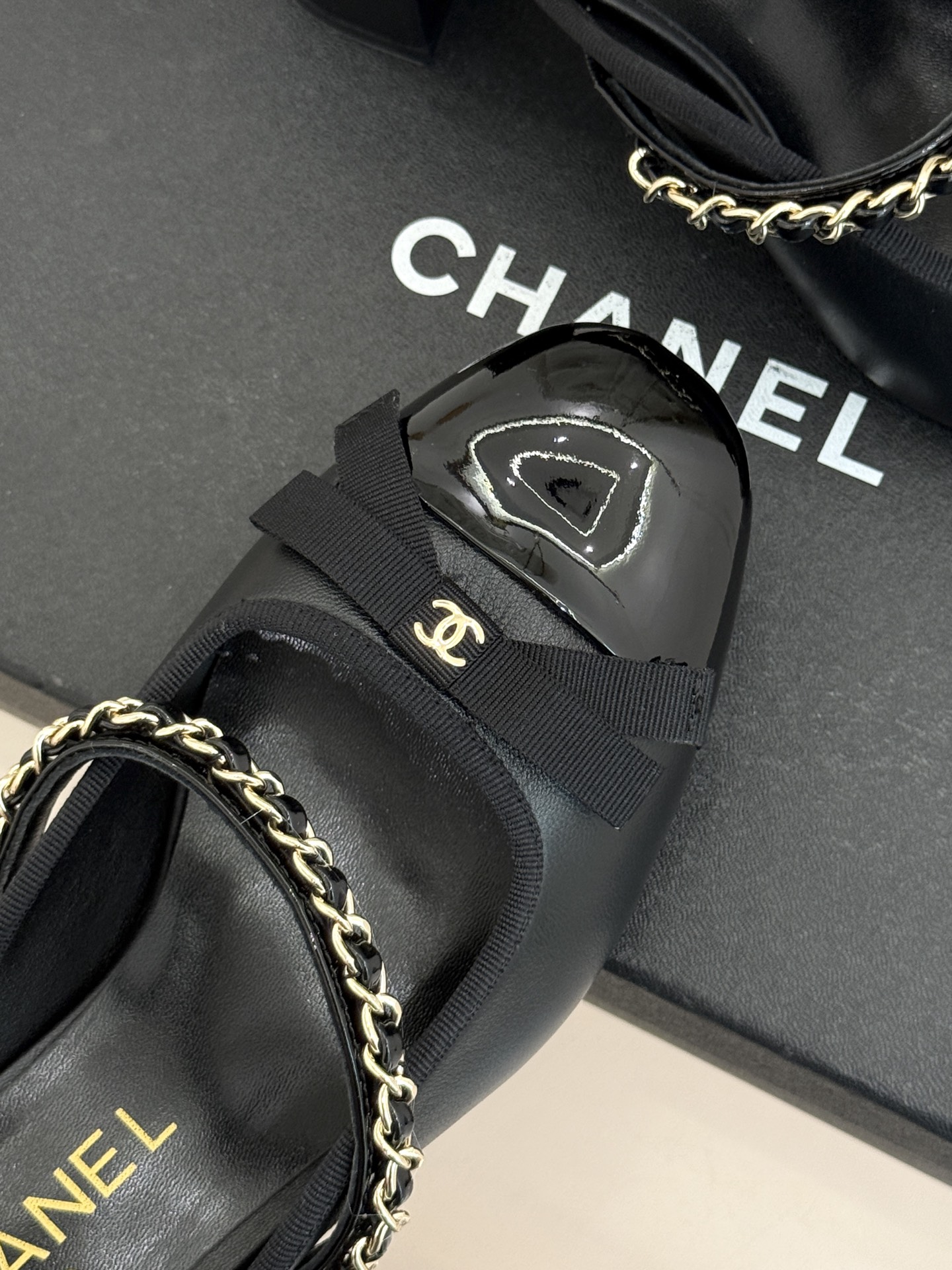 CHANE*｜小香双C蝴蝶结链条拼色粗跟拖鞋将法式浪漫与精致巧思融于一体。立体蝴蝶结缀于鞋面 质感高级。