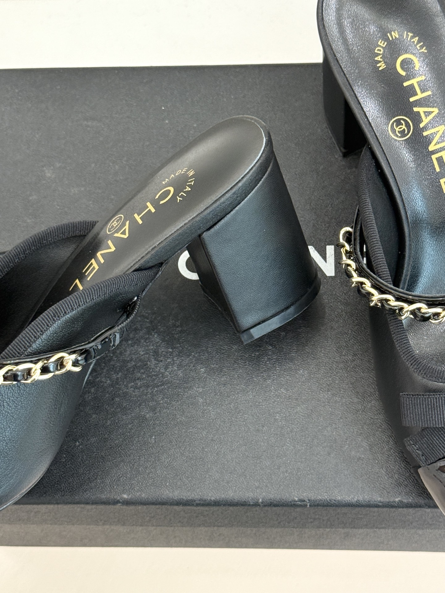 CHANE*｜小香双C蝴蝶结链条拼色粗跟拖鞋将法式浪漫与精致巧思融于一体。立体蝴蝶结缀于鞋面 质感高级。