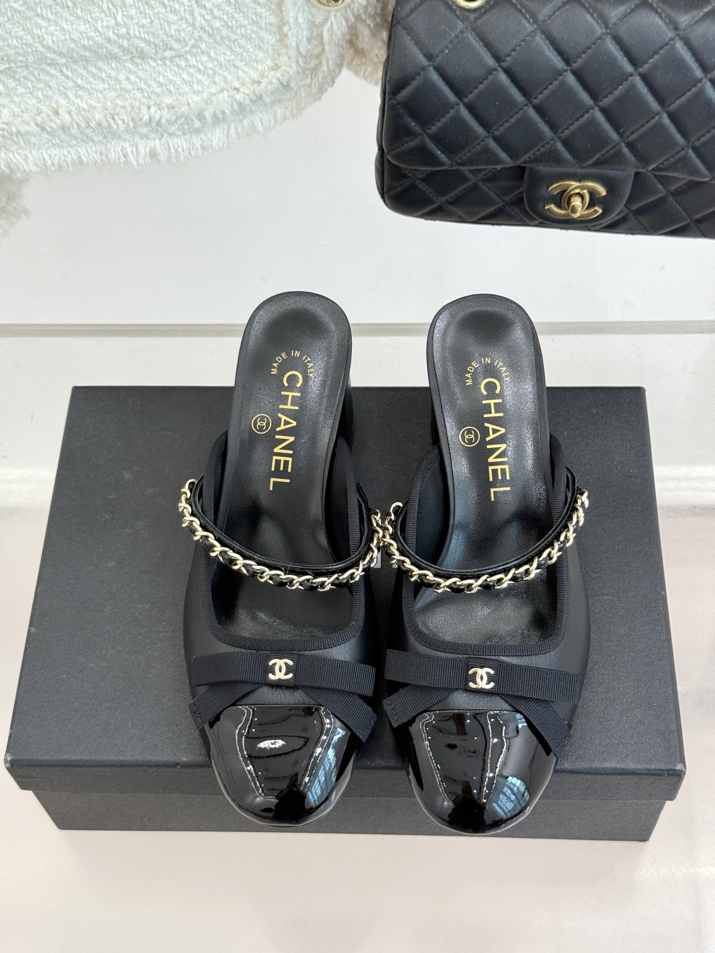 CHANE*｜小香双C蝴蝶结链条拼色粗跟拖鞋将法式浪漫与精致巧思融于一体。立体蝴蝶结缀于鞋面 质感高级。