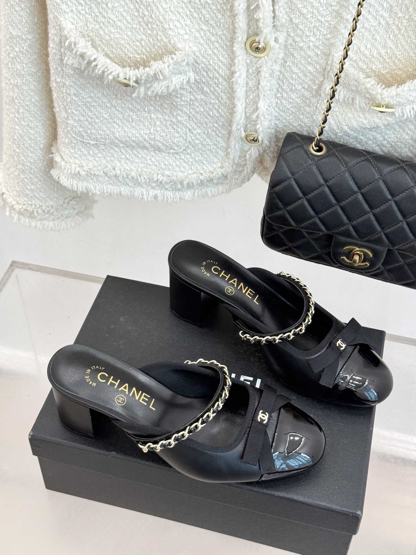 CHANE*｜小香双C蝴蝶结链条拼色粗跟拖鞋将法式浪漫与精致巧思融于一体。立体蝴蝶结缀于鞋面 质感高级。