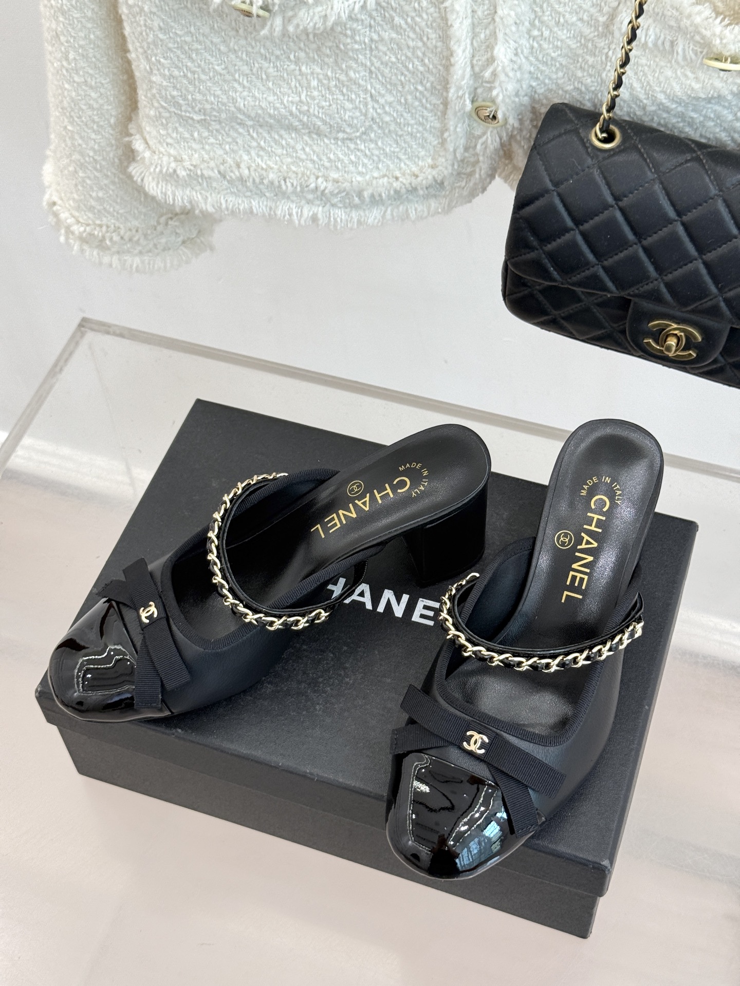 CHANE*｜小香双C蝴蝶结链条拼色粗跟拖鞋将法式浪漫与精致巧思融于一体。立体蝴蝶结缀于鞋面 质感高级。