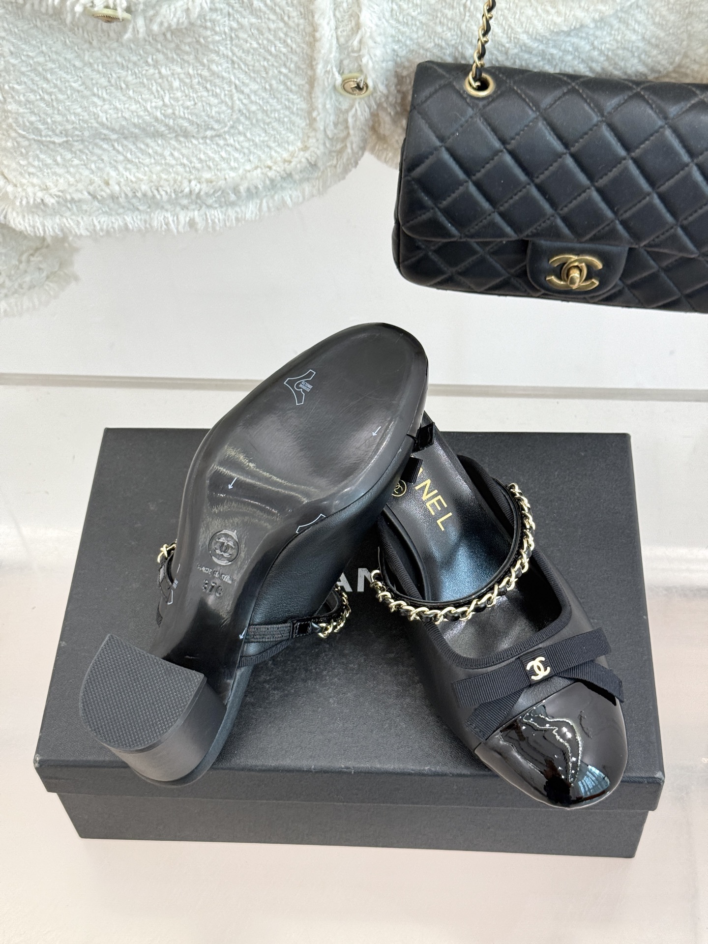 CHANE*｜小香双C蝴蝶结链条拼色粗跟拖鞋将法式浪漫与精致巧思融于一体。立体蝴蝶结缀于鞋面 质感高级。