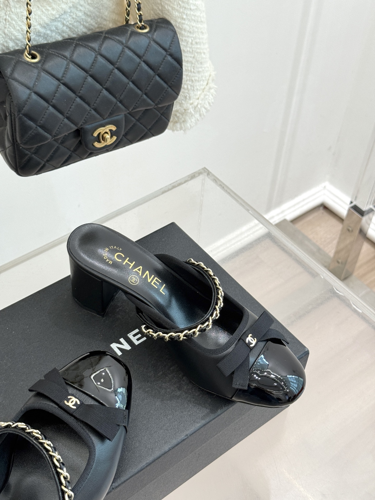 CHANE*｜小香双C蝴蝶结链条拼色粗跟拖鞋将法式浪漫与精致巧思融于一体。立体蝴蝶结缀于鞋面 质感高级。