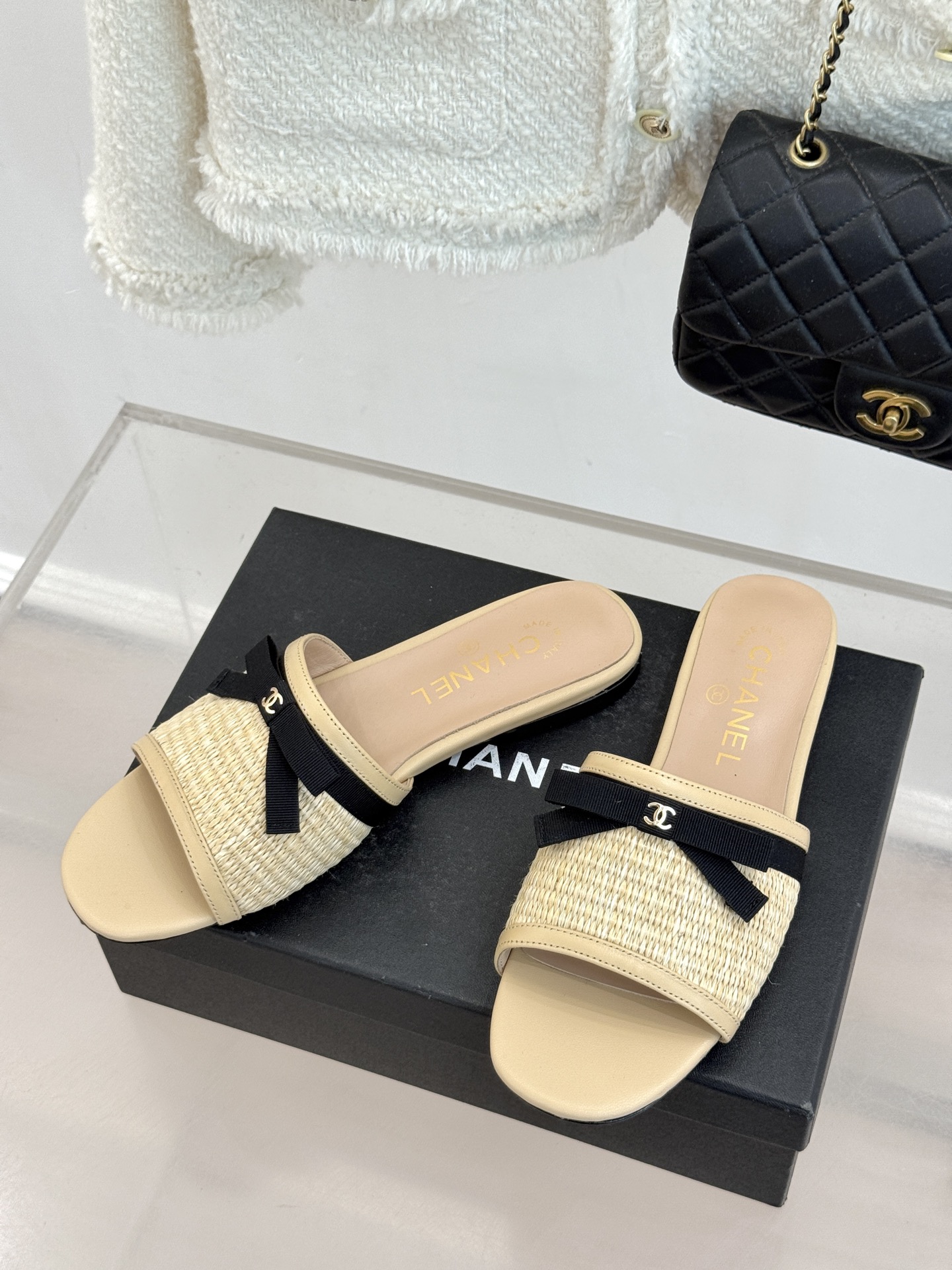 CHANE*｜小香26S双C蝴蝶结编织懒人拖鞋承袭香奈儿法式优雅精髓将慵懒与精致完美融合。细腻编织鞋面自