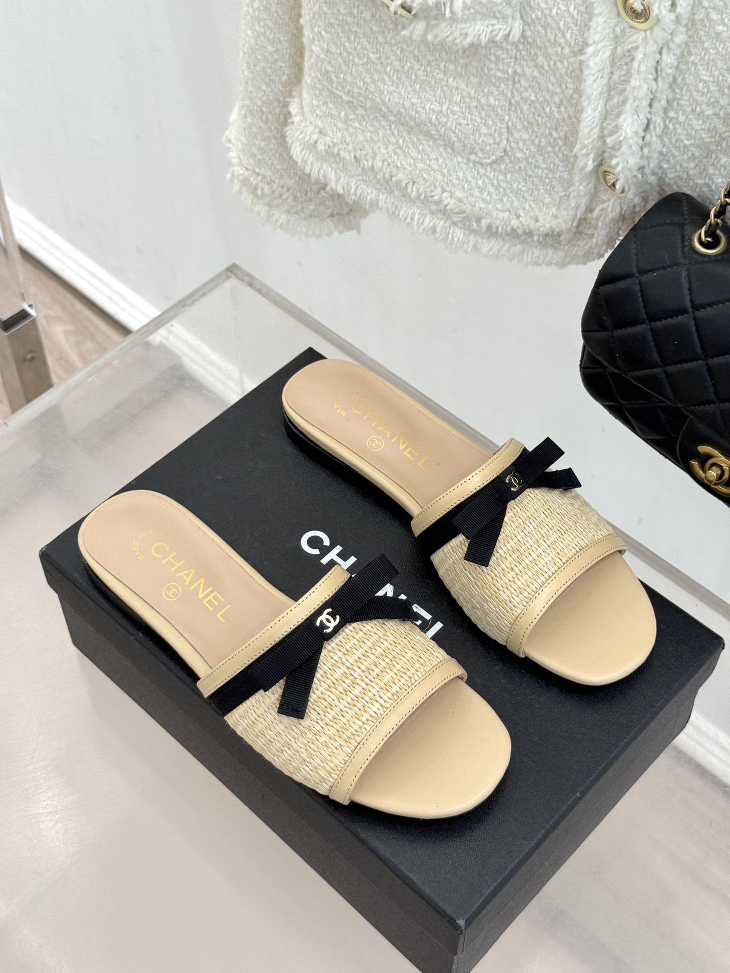 CHANE*｜小香26S双C蝴蝶结编织懒人拖鞋承袭香奈儿法式优雅精髓将慵懒与精致完美融合。细腻编织鞋面自