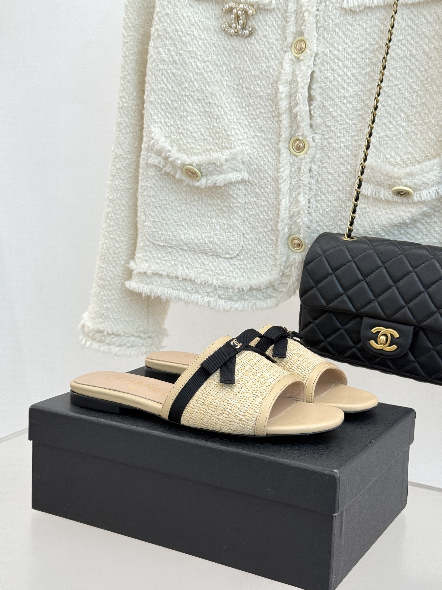 CHANE*｜小香26S双C蝴蝶结编织懒人拖鞋承袭香奈儿法式优雅精髓将慵懒与精致完美融合。细腻编织鞋面自