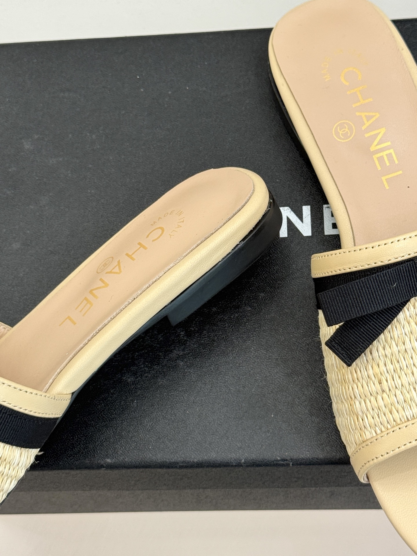 CHANE*｜小香26S双C蝴蝶结编织懒人拖鞋承袭香奈儿法式优雅精髓将慵懒与精致完美融合。细腻编织鞋面自