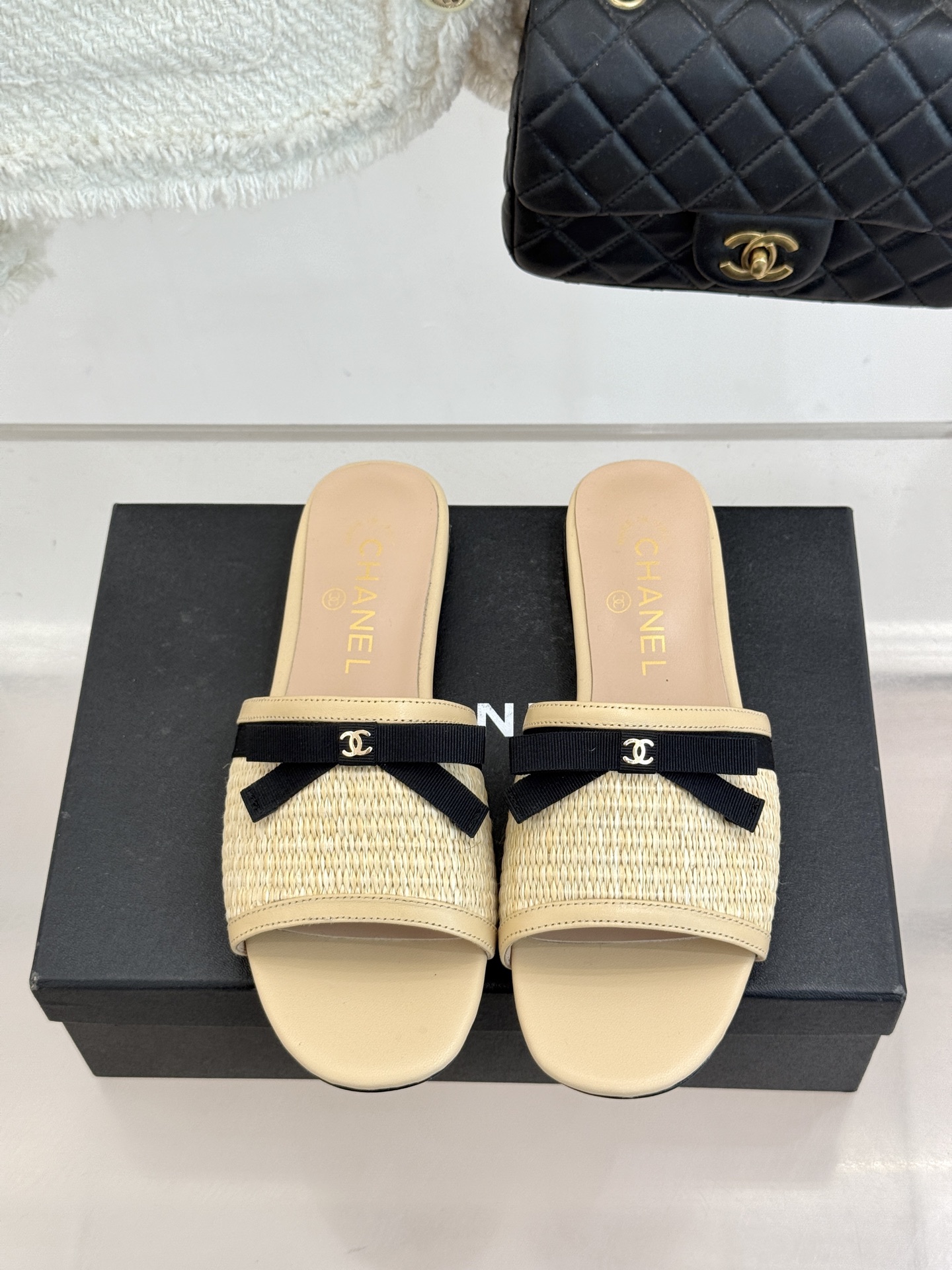 CHANE*｜小香26S双C蝴蝶结编织懒人拖鞋承袭香奈儿法式优雅精髓将慵懒与精致完美融合。细腻编织鞋面自