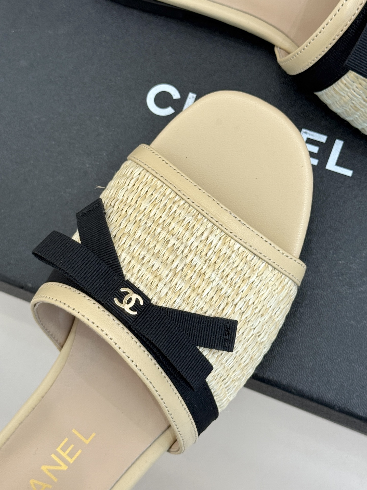 CHANE*｜小香26S双C蝴蝶结编织懒人拖鞋承袭香奈儿法式优雅精髓将慵懒与精致完美融合。细腻编织鞋面自