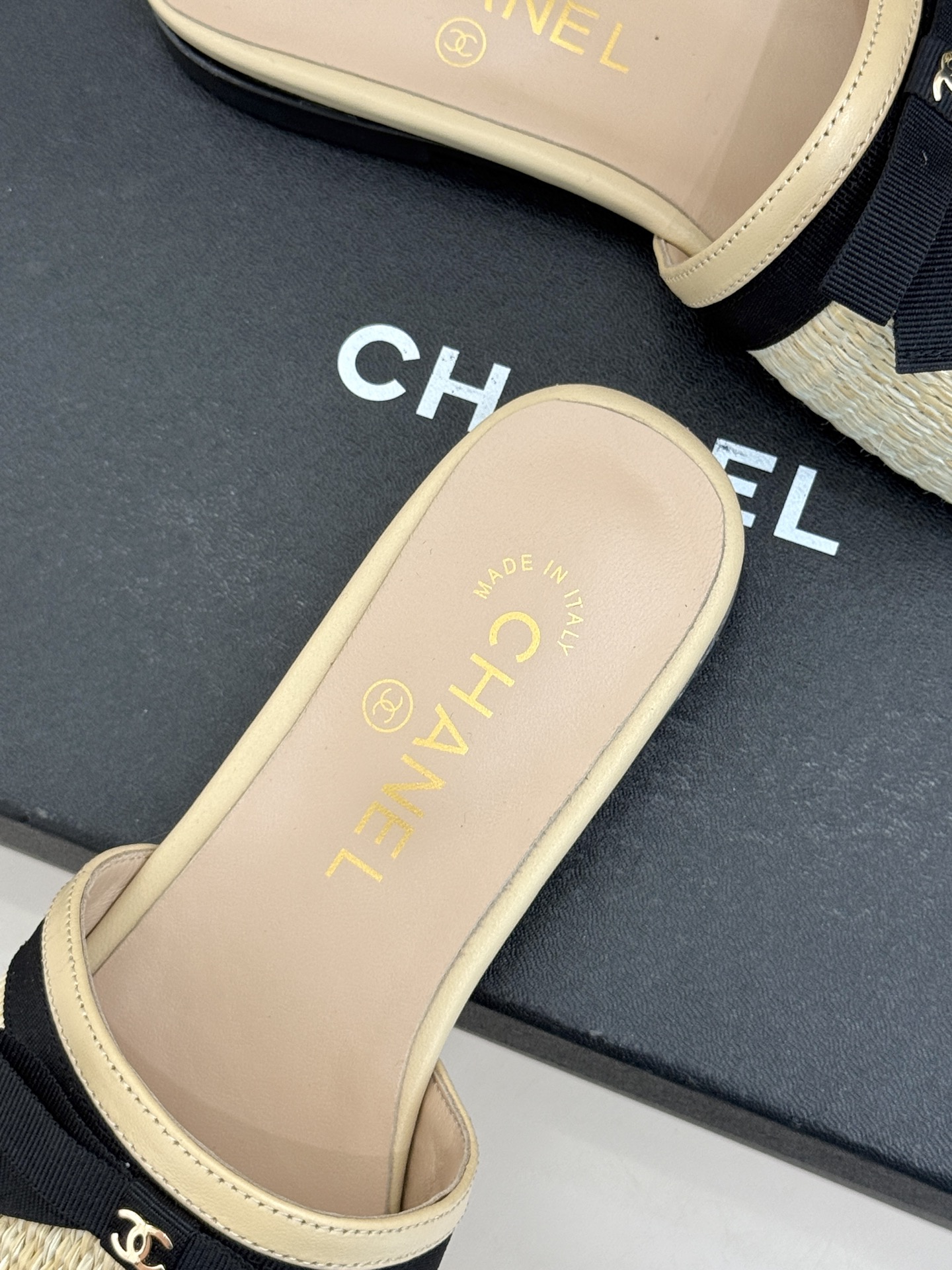 CHANE*｜小香26S双C蝴蝶结编织懒人拖鞋承袭香奈儿法式优雅精髓将慵懒与精致完美融合。细腻编织鞋面自